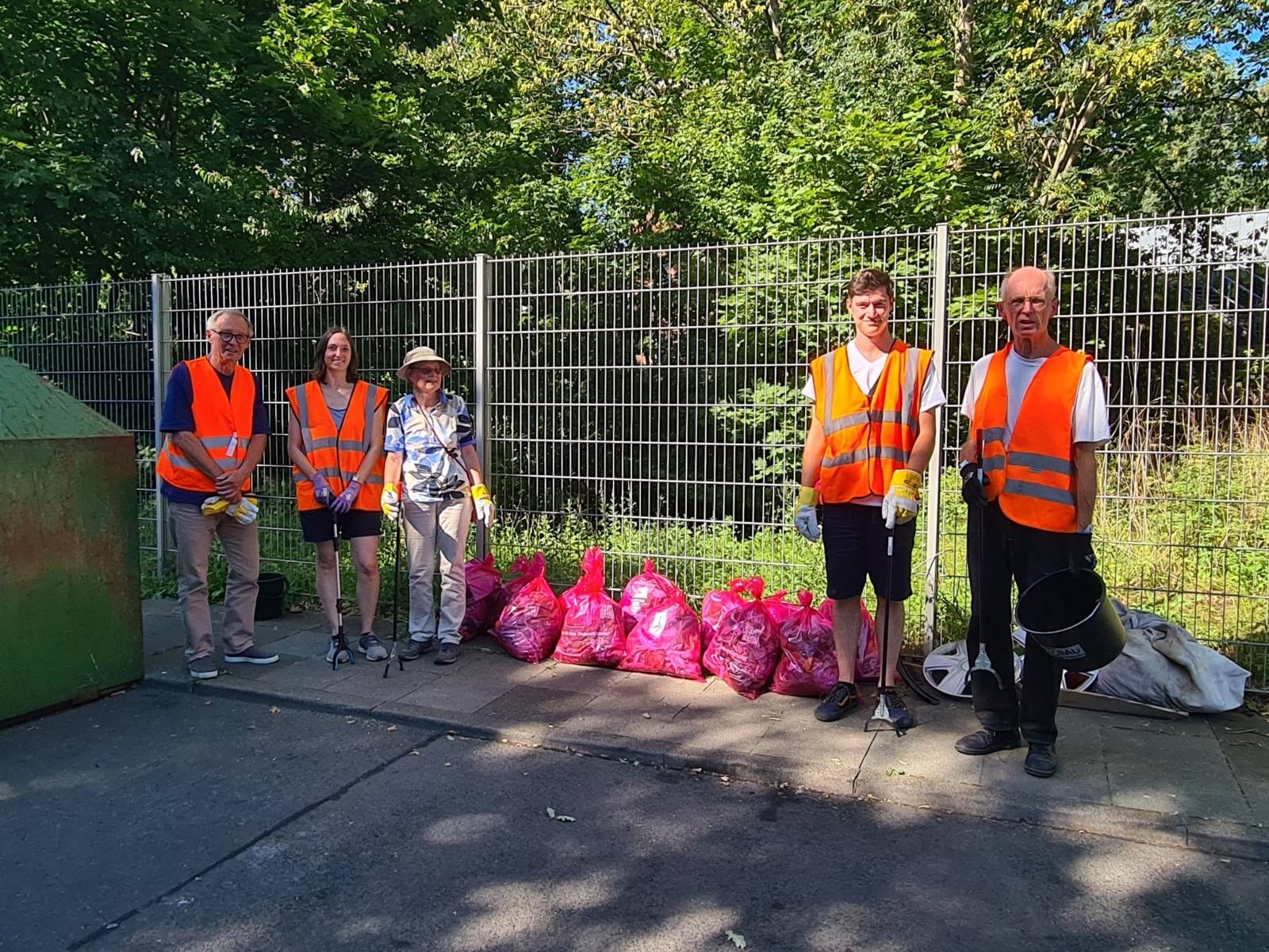 links und rechts freiwillige die bei der Müllaktion mithelfen