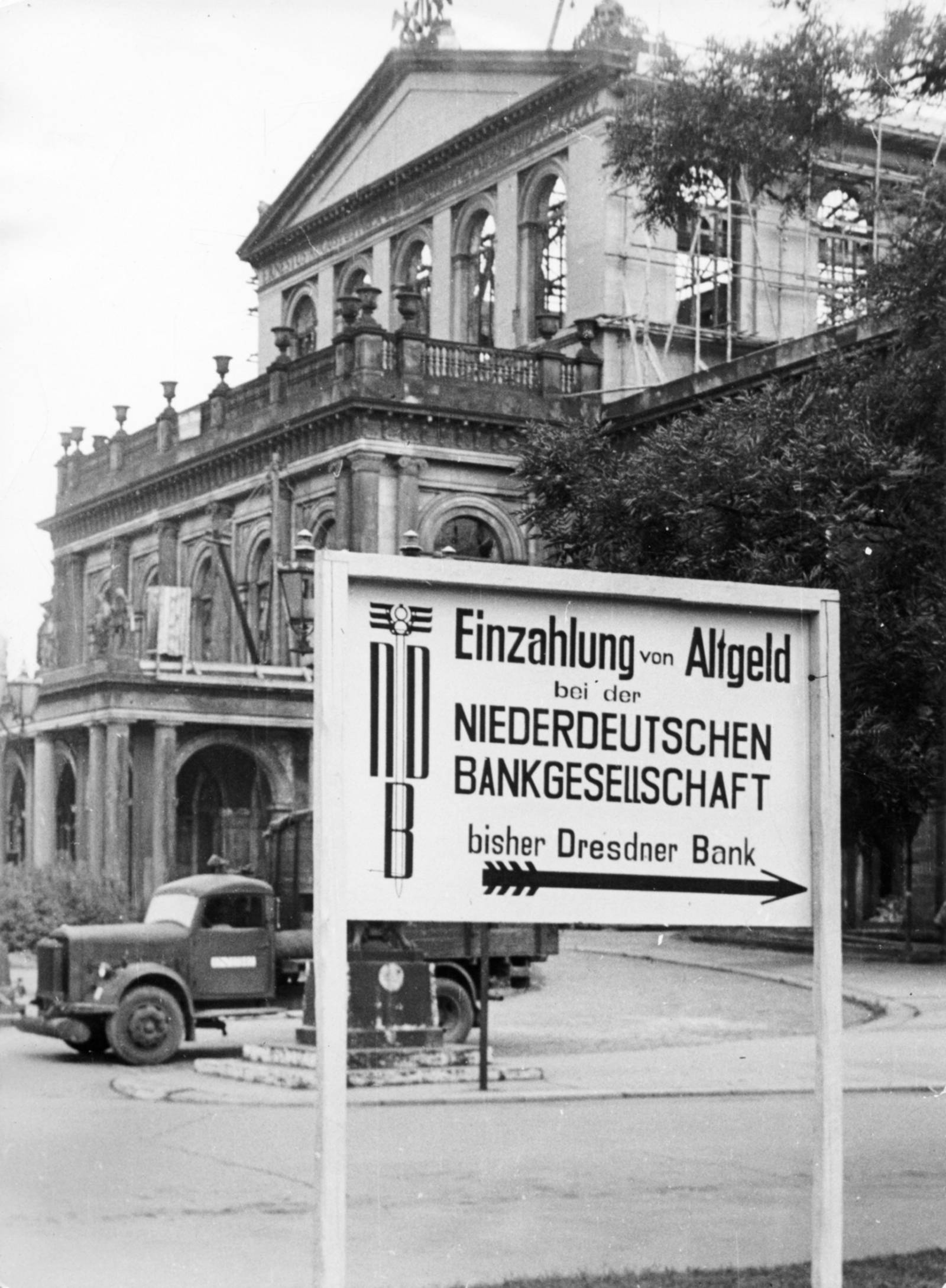 1948, Schild vor dem Opernhaus Hannover