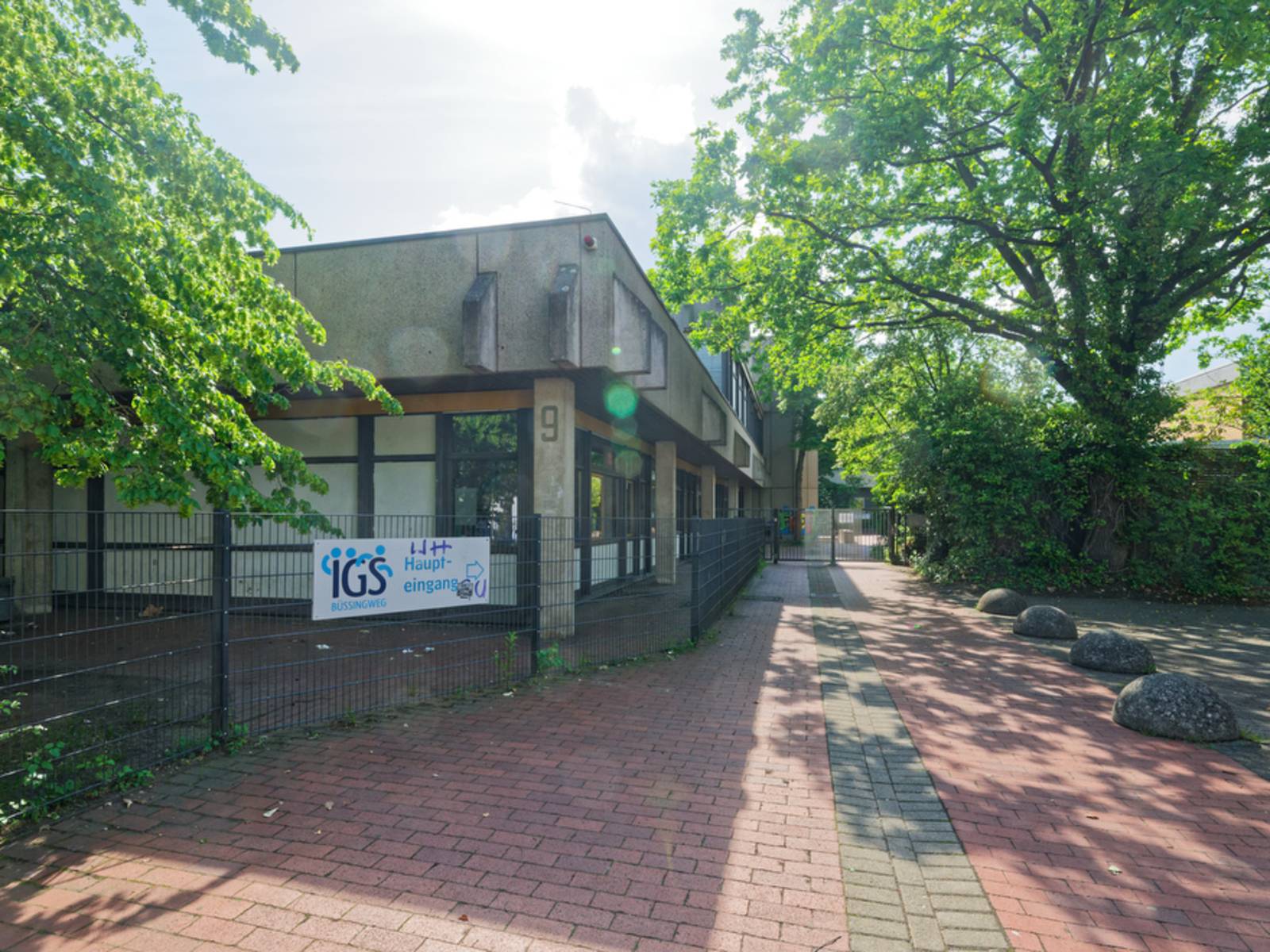 Foto der weiterführenden Schule IGS Büssingweg, Haupteingang