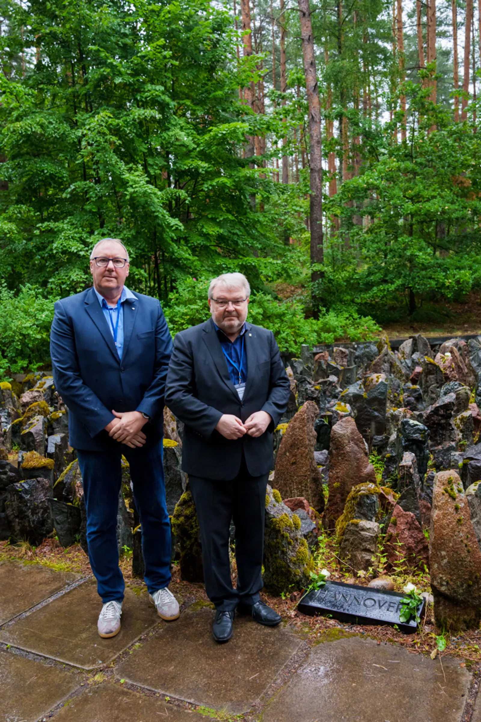 B&uuml;rgermeister Thomas Hermann und Dr. Jens Binner am Gedenkstein f&uuml;r Hannover im Wald von Bikernieki