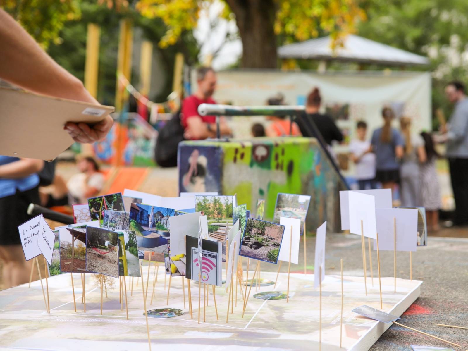 Kleine Zahnstocher mit Bildern auf einer Skizze.