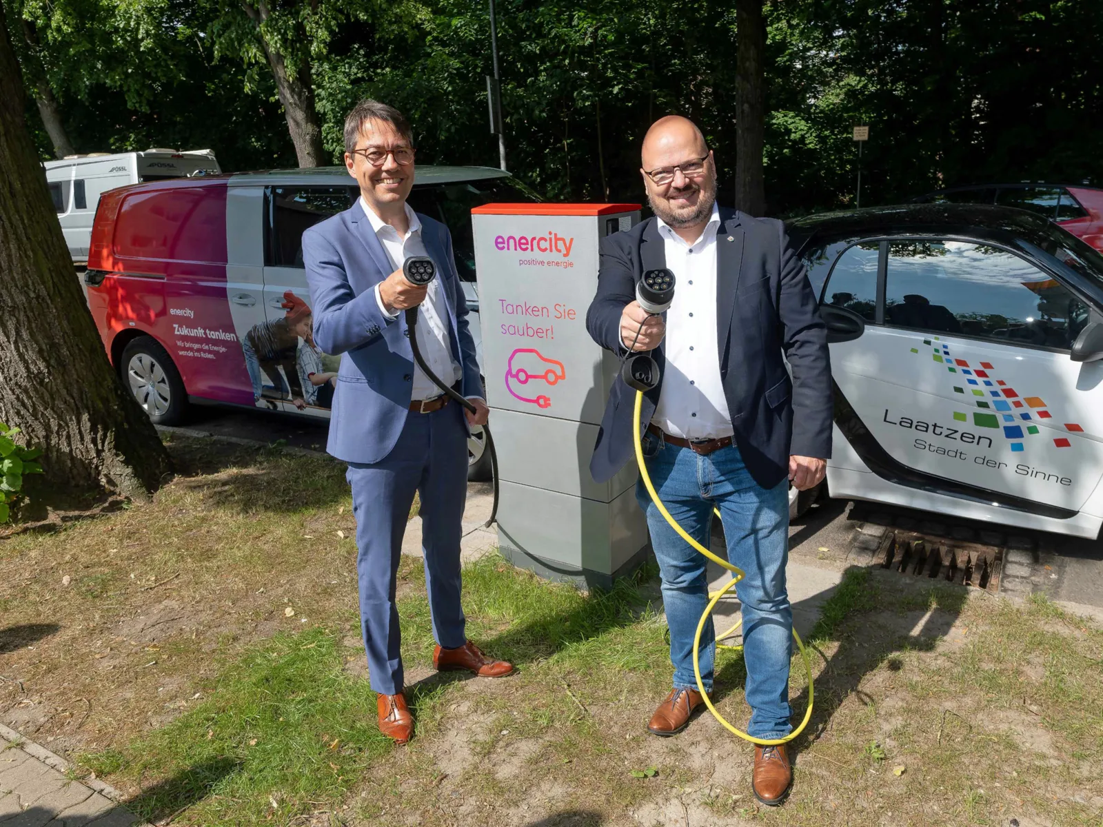 Zwei Männer vor einer E-Ladesäule