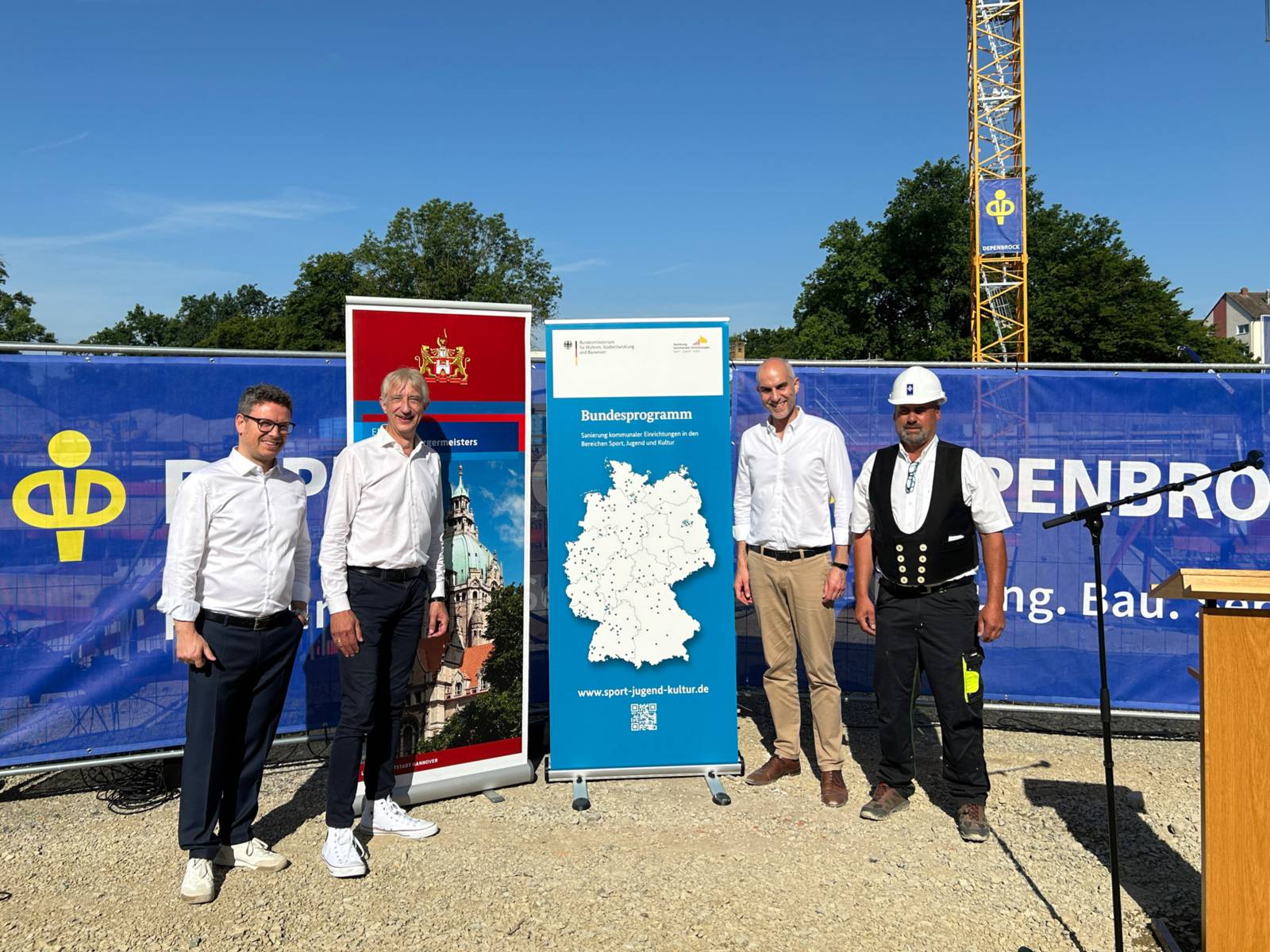 Vier Personen auf einer Baustelle.