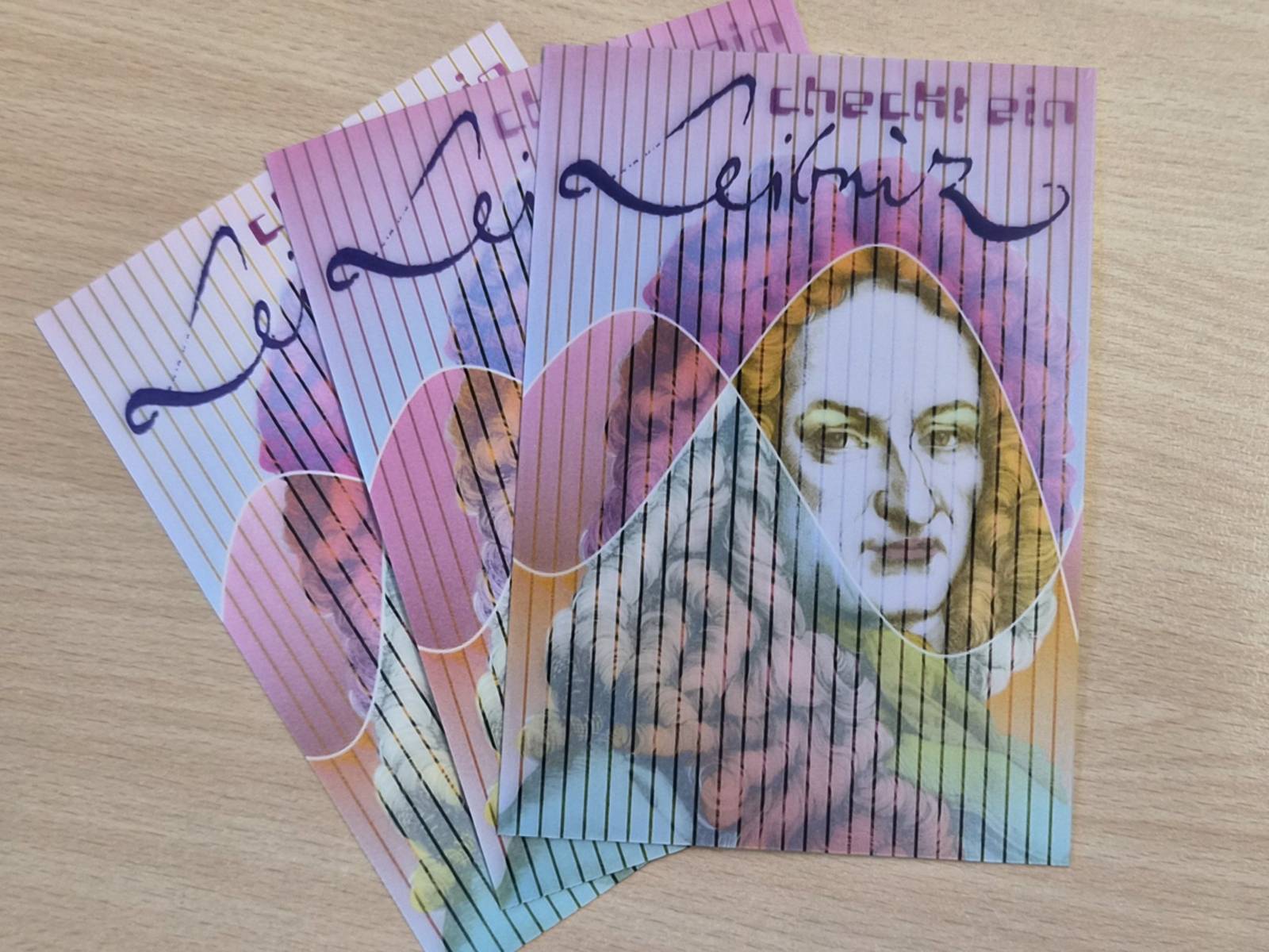 Drei Postkarten mit identischem Leibnizmotiv.