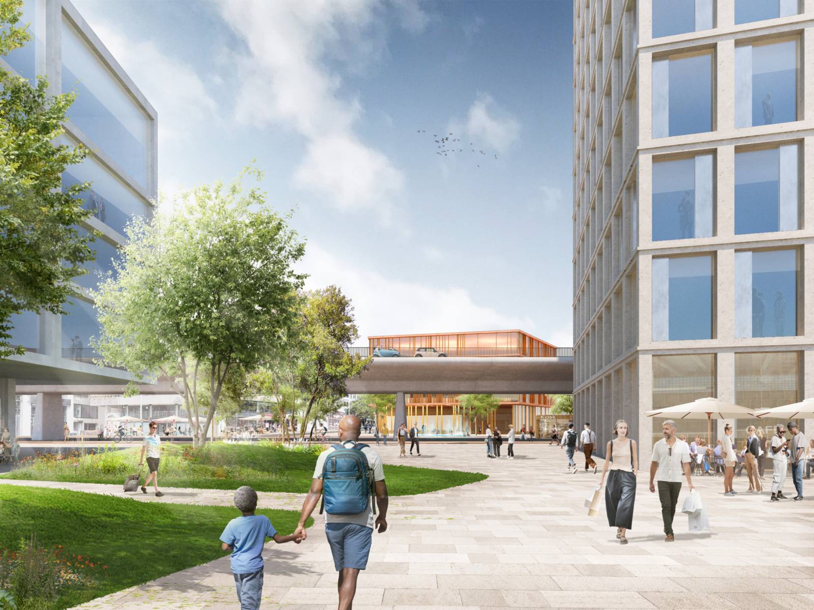 Ein Platz mit Grünfläche und Menschen, rechts und links Gebäude, hinten in der Mitte eine Hochstraße mit zwei Autos.