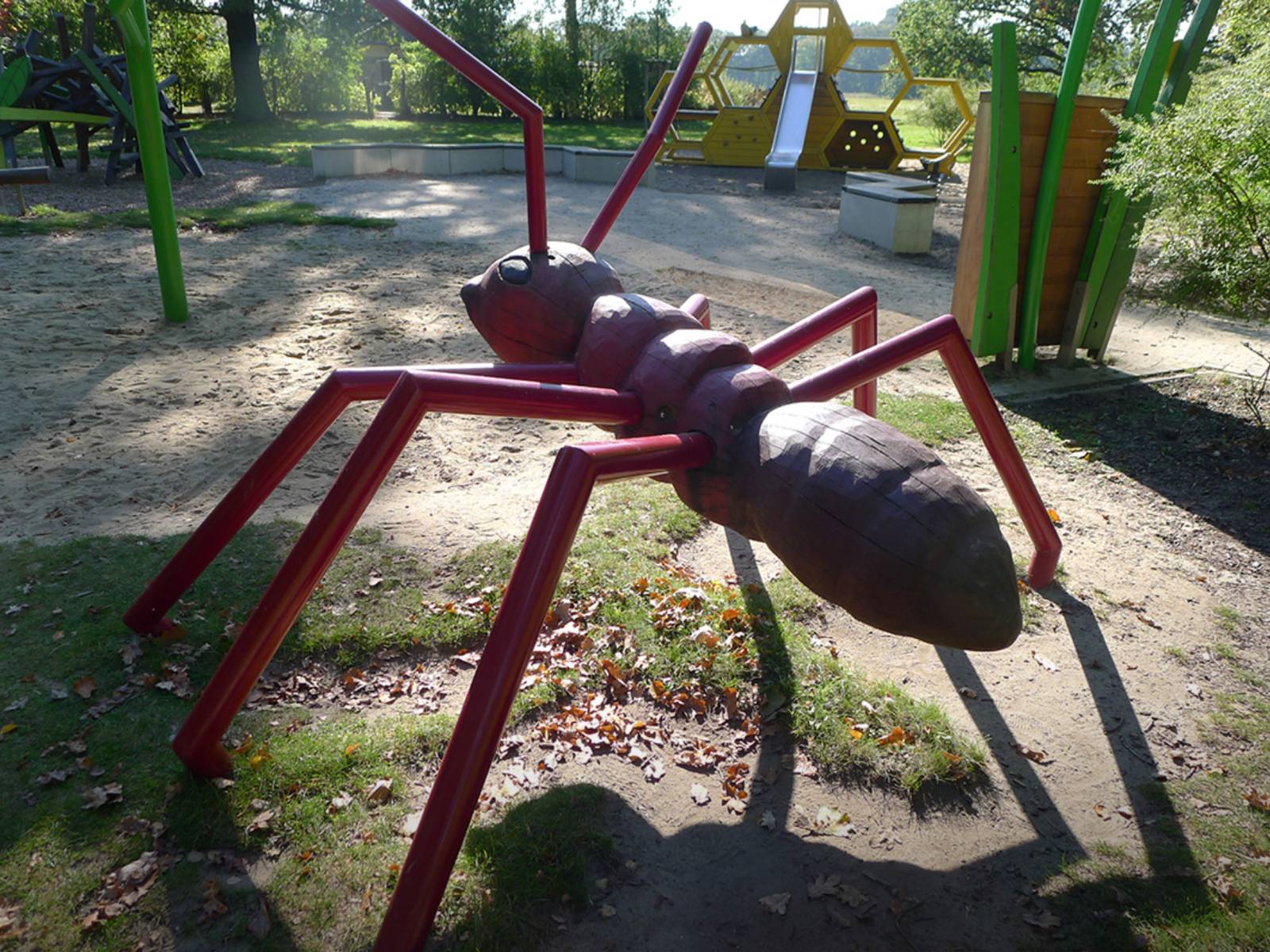 Große Skulptur einer Spinne in einem Park
