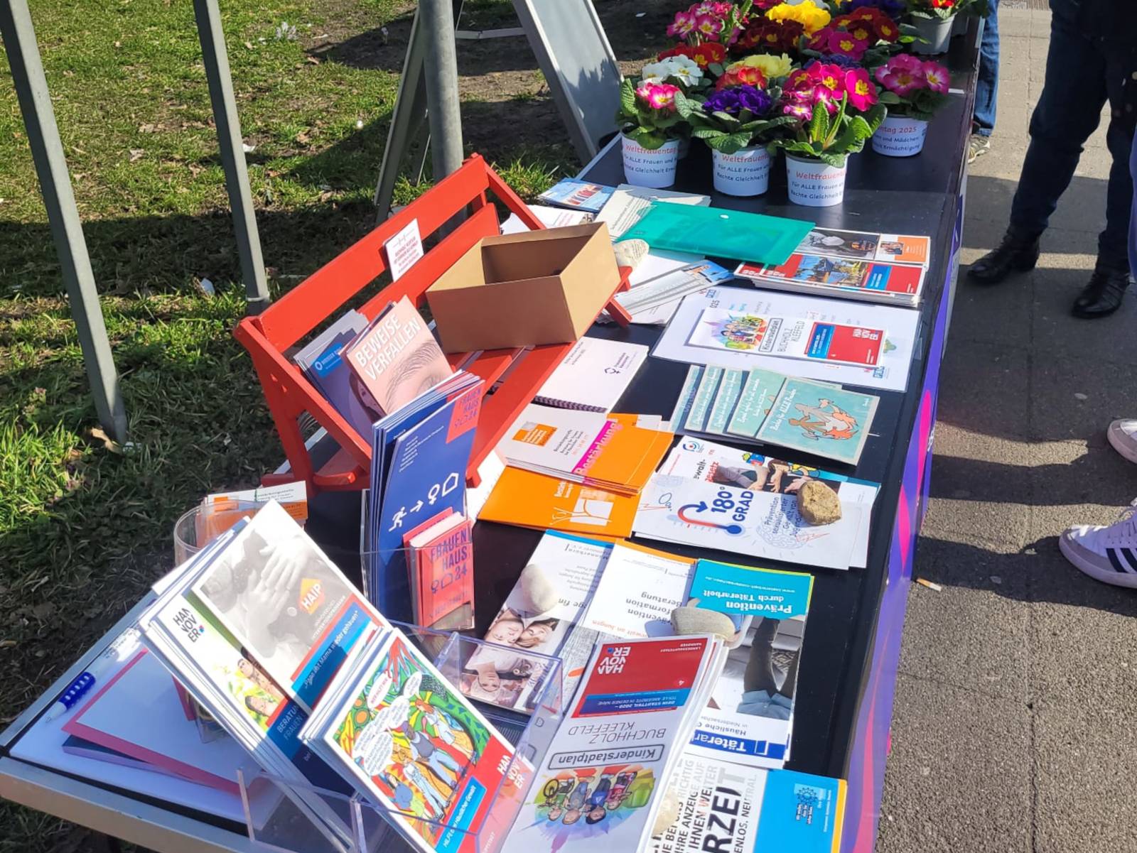 Informationsstand am Weltfrauentag in Buchholz-Kleefeld.