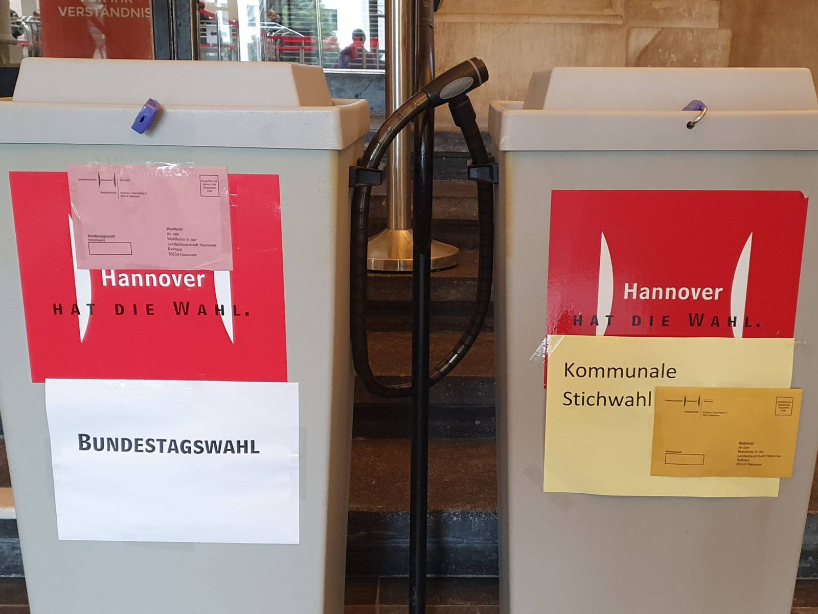 Nahaufnahme von Wahlurnen im Neuen Rathaus