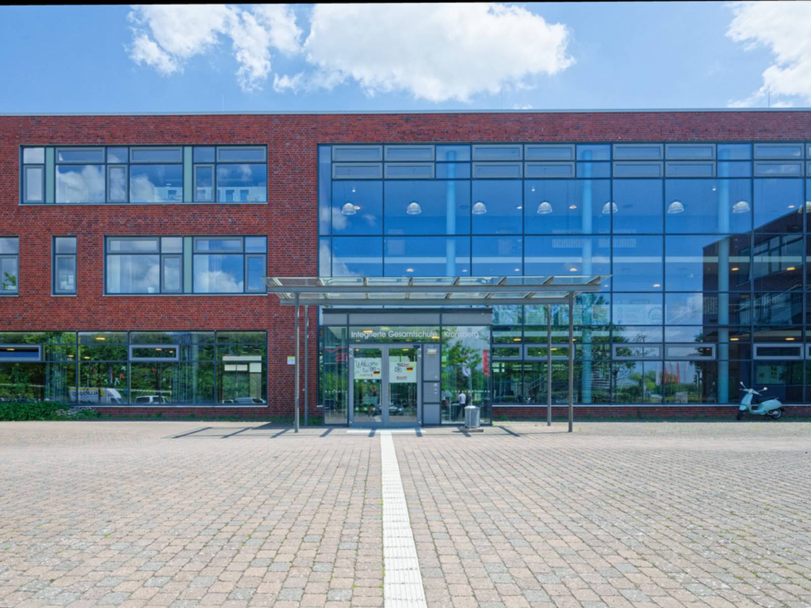 Foto der weiterführenden Schule IGS Kronsberg, Haupteingang