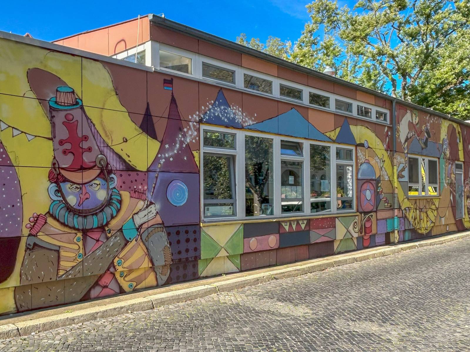 Ein buntes Graffiti an einer Kita.