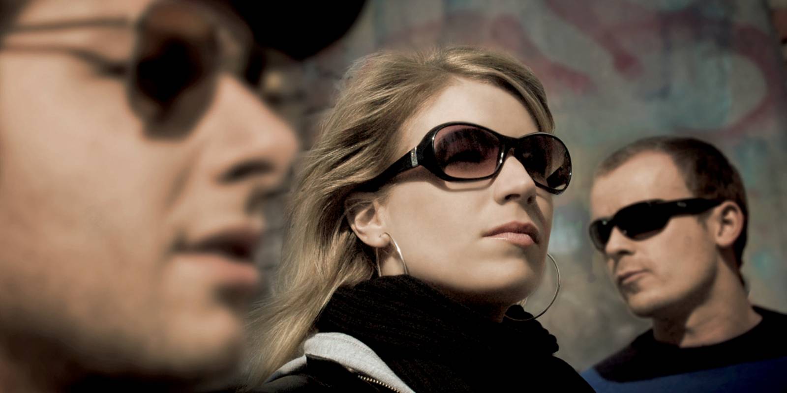 Zwei M&auml;nner und eine Frau mit Sonnenbrillen