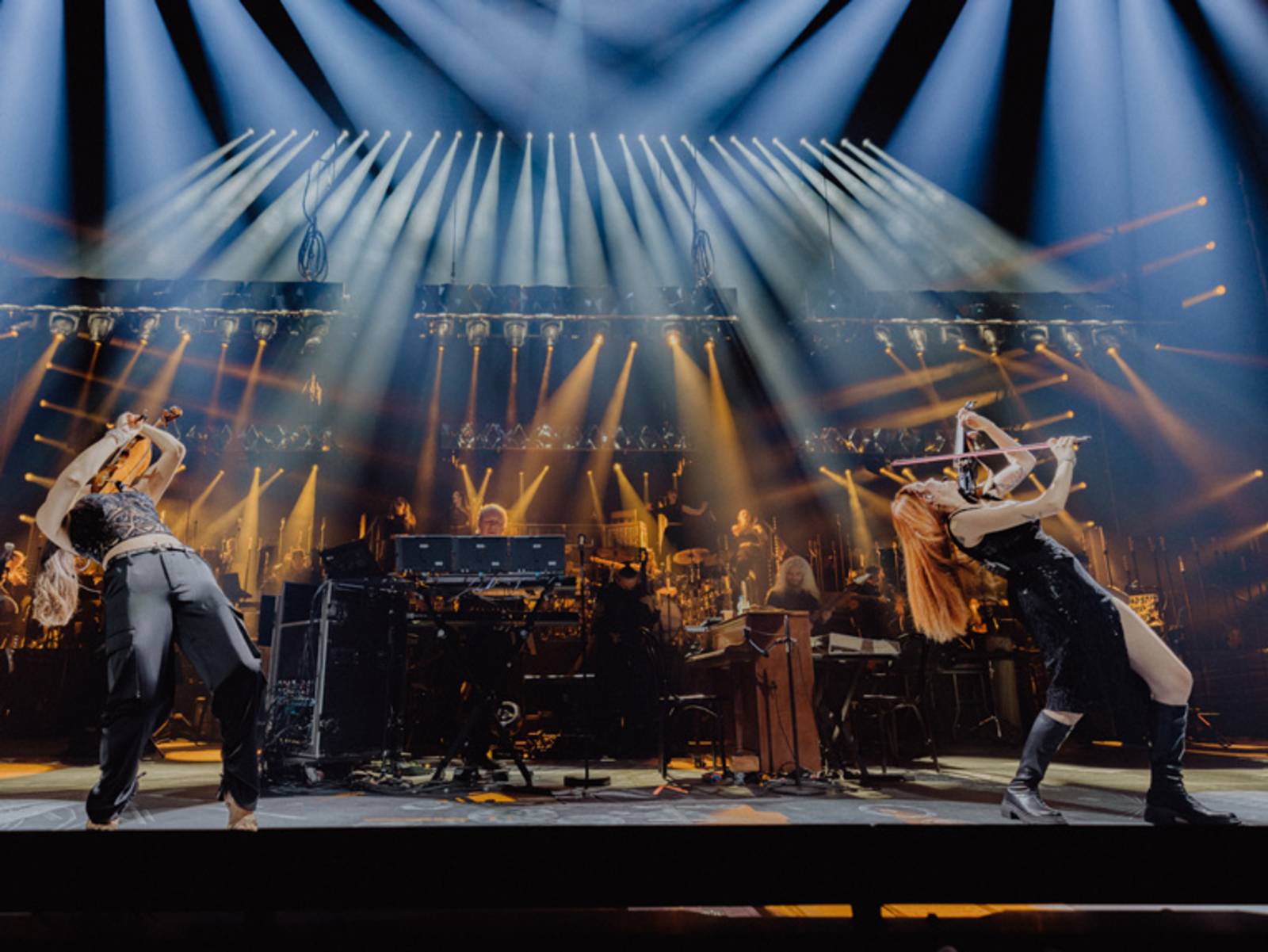 Der Filmkomponist Hans Zimmer mit seinem Ensemble bei einem Live-Auftritt