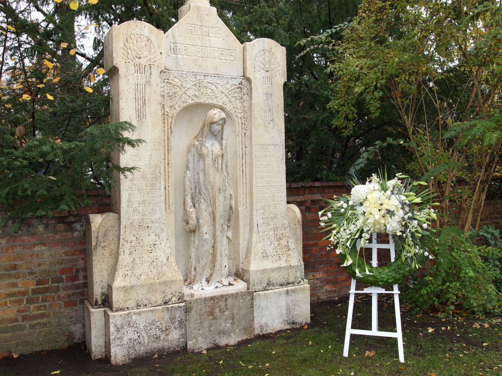Skulptur von Künstler Karl Gundelach auf dem Stadtfriedhof Engesohde
