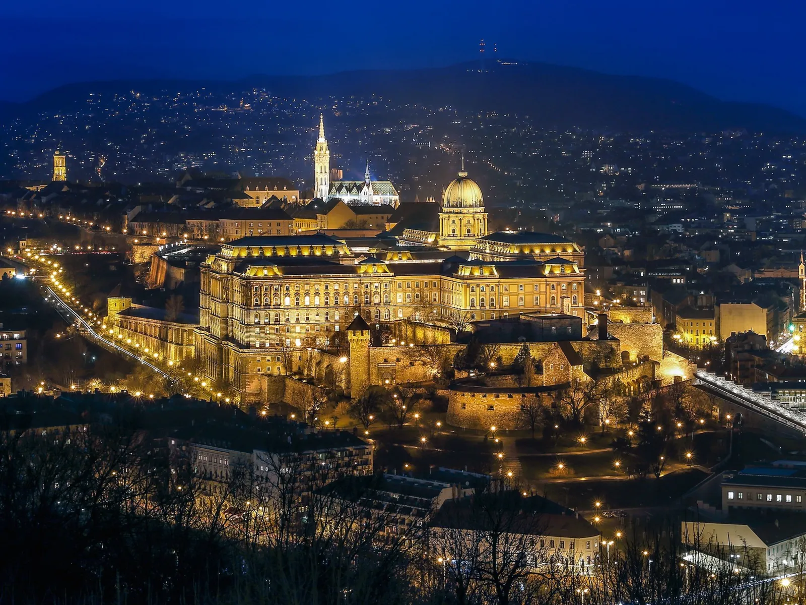 Das leuchtende Budapest bei Nacht.