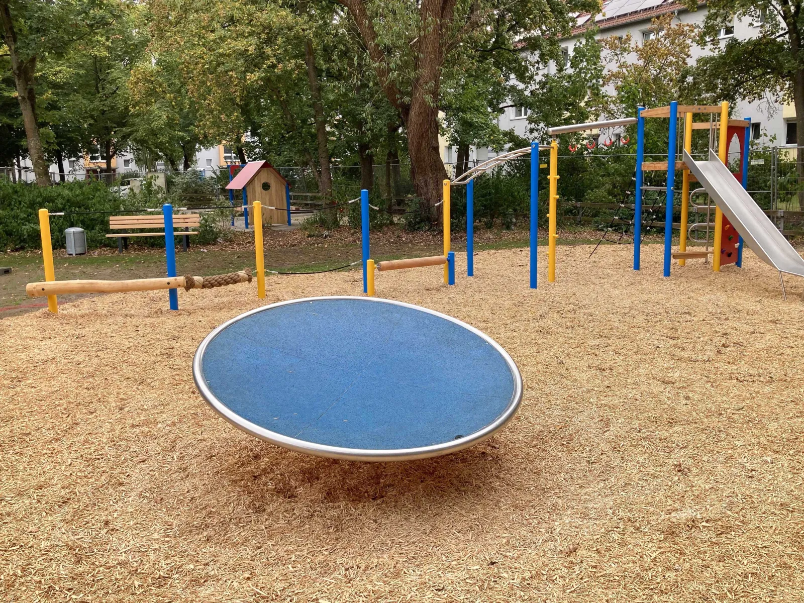 Spielgeräte auf einem Spielplatz.