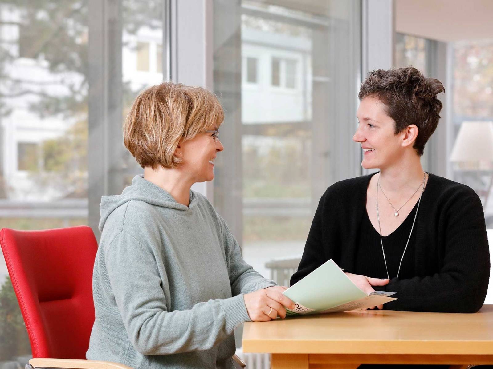 Zwei Frauen im Gespräch