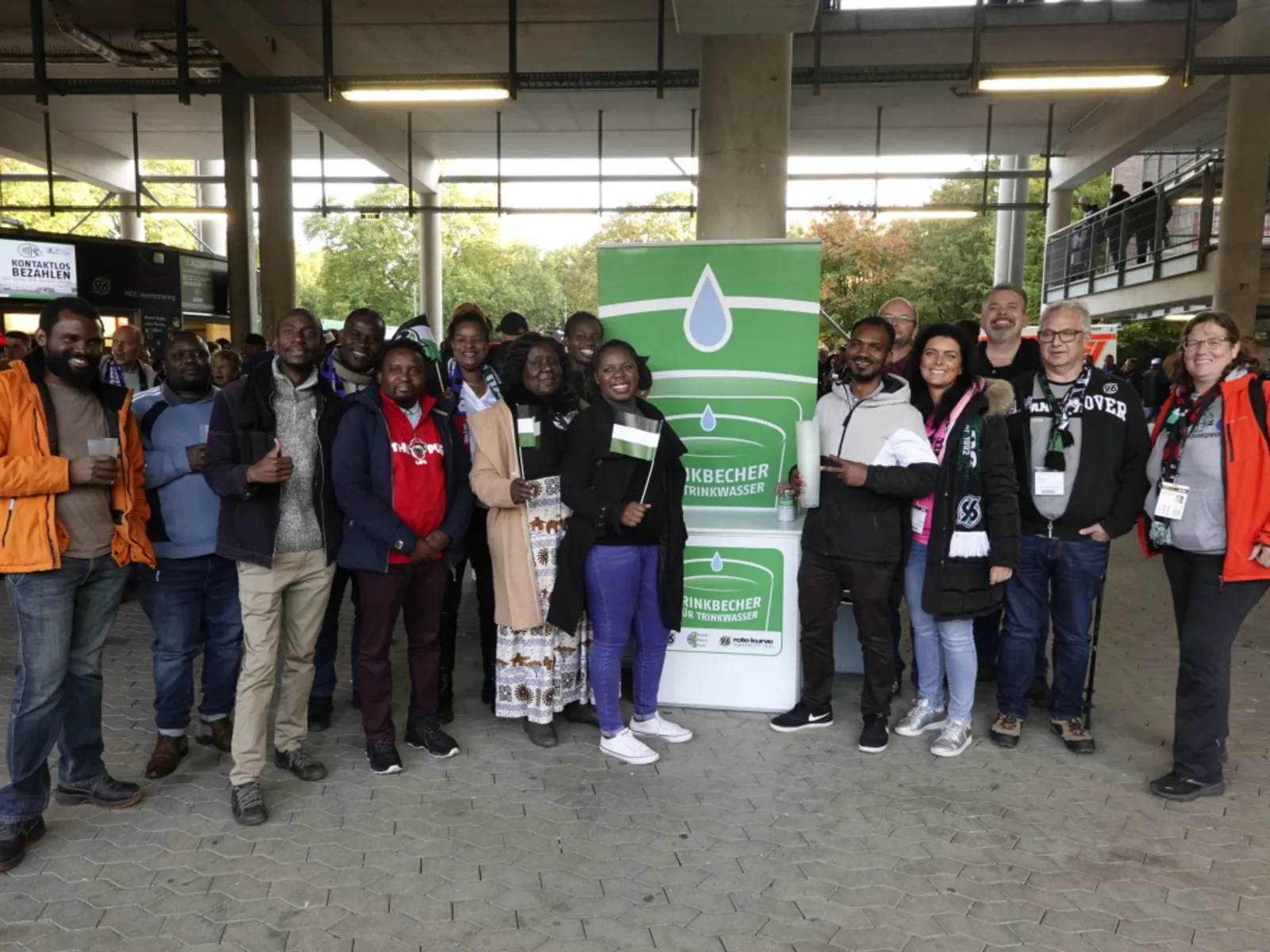 Die Delegation aus Blantyre am Stand des Trinkbecher f&uuml;r Trinkwasser-Projektes der Hannover 96-Fans.