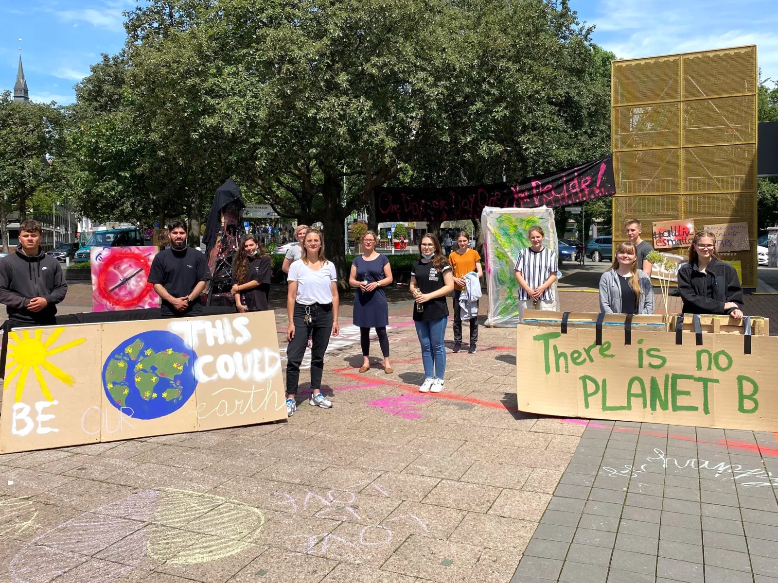Schüler*innen der 11. Klassenstufe der IGS Garbsen mit Lehrerin Stefanie Goettling und dem KUBUS ART LAB-Team auf dem Theodor-Lessing-Platz