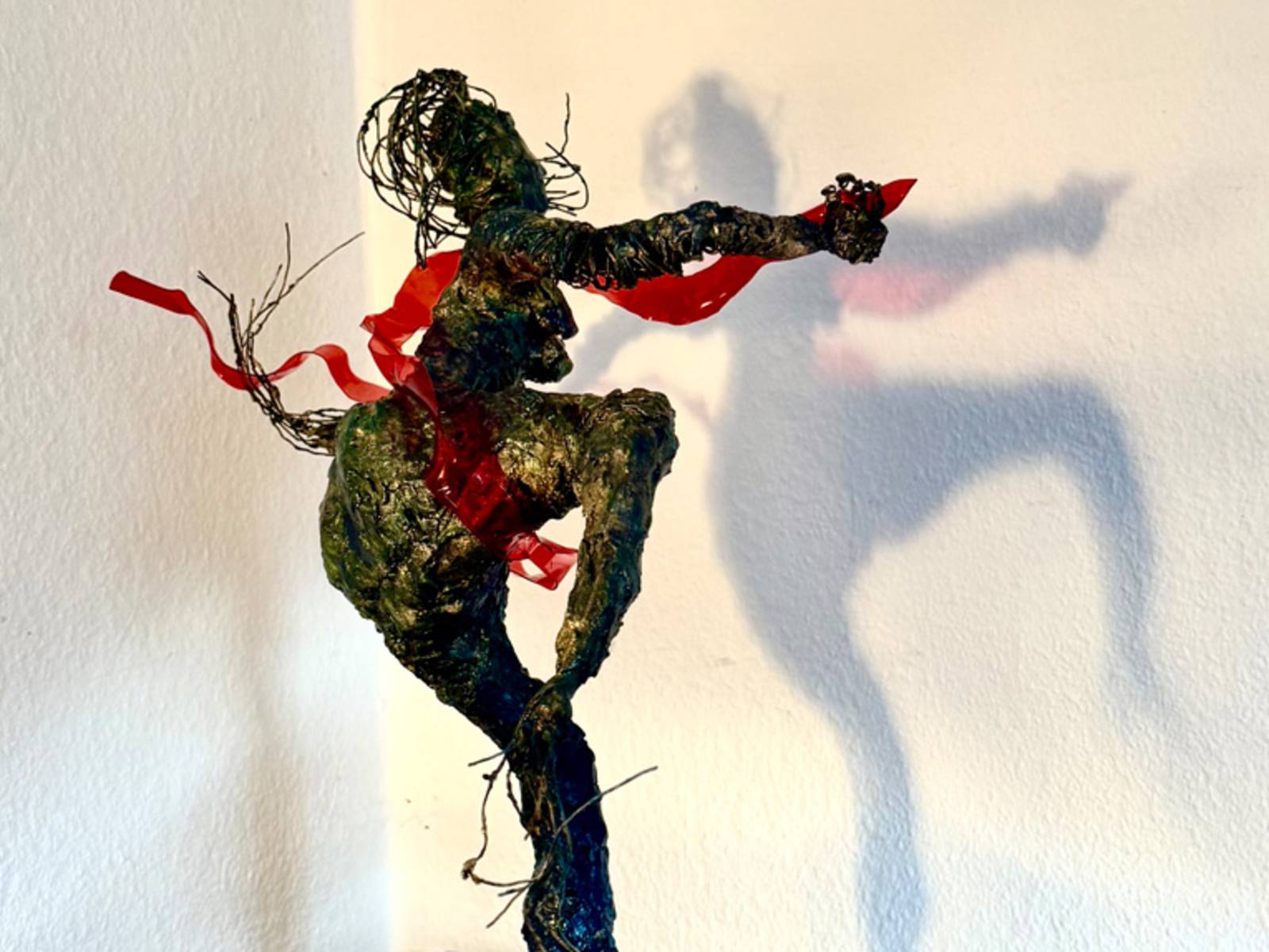 Eine Skulptur mit einer T&auml;nzerin