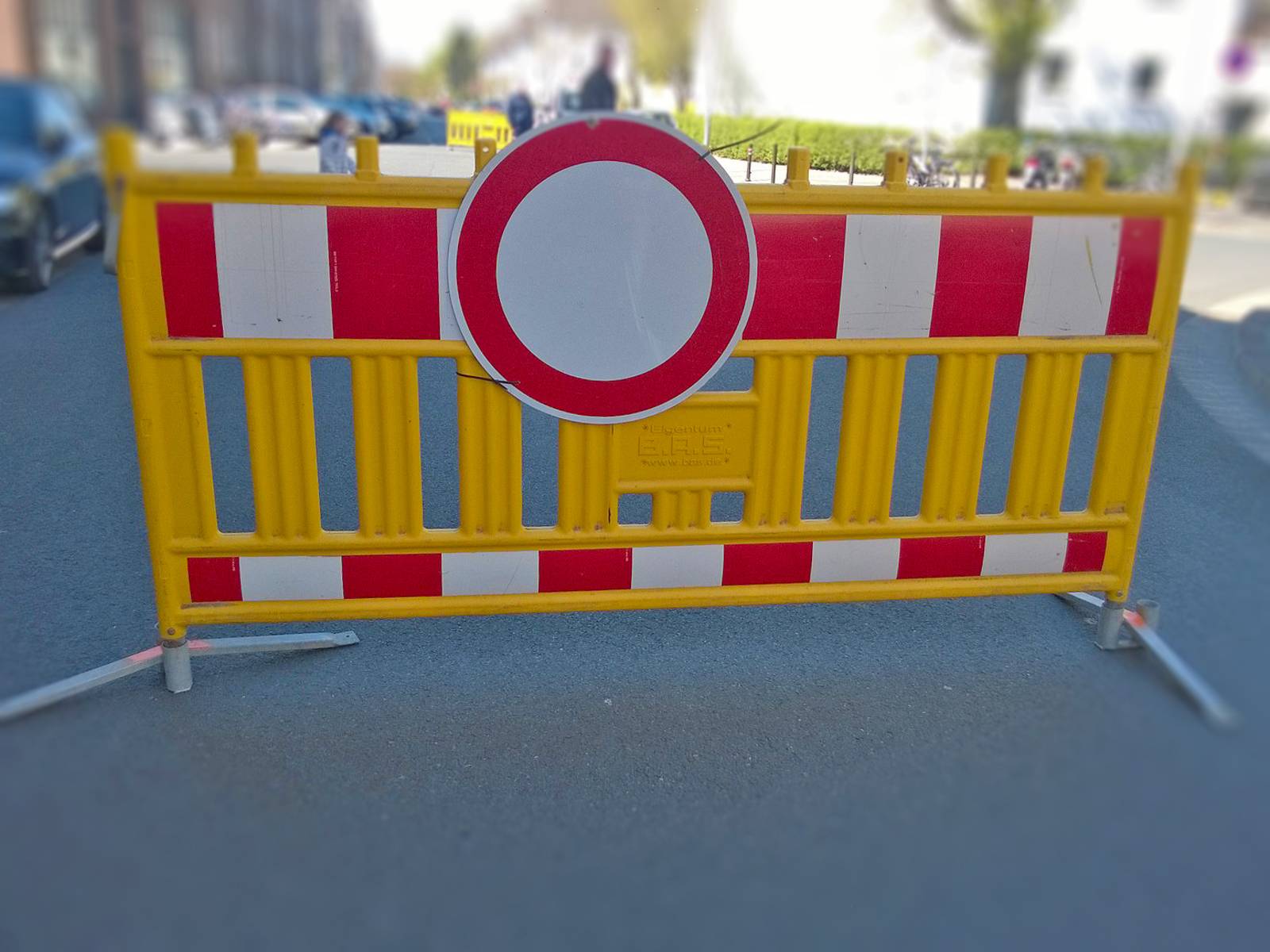 Symbolbild "Vollsperrung" – Verkehrsschild "Durchfahrt verboten"