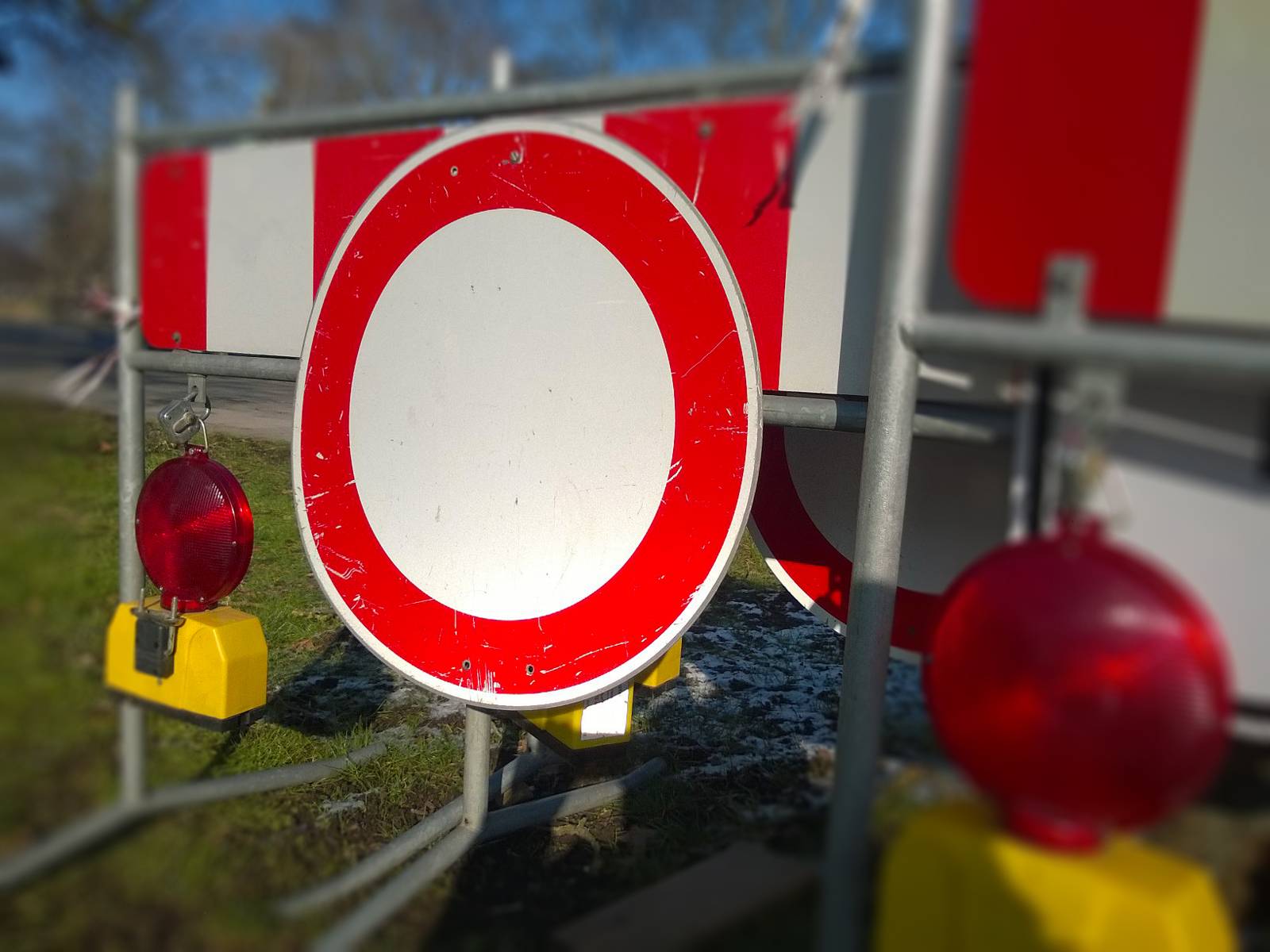 Verkehrsbake mit dem Verkehrszeichen "Durchfahrt verboten"