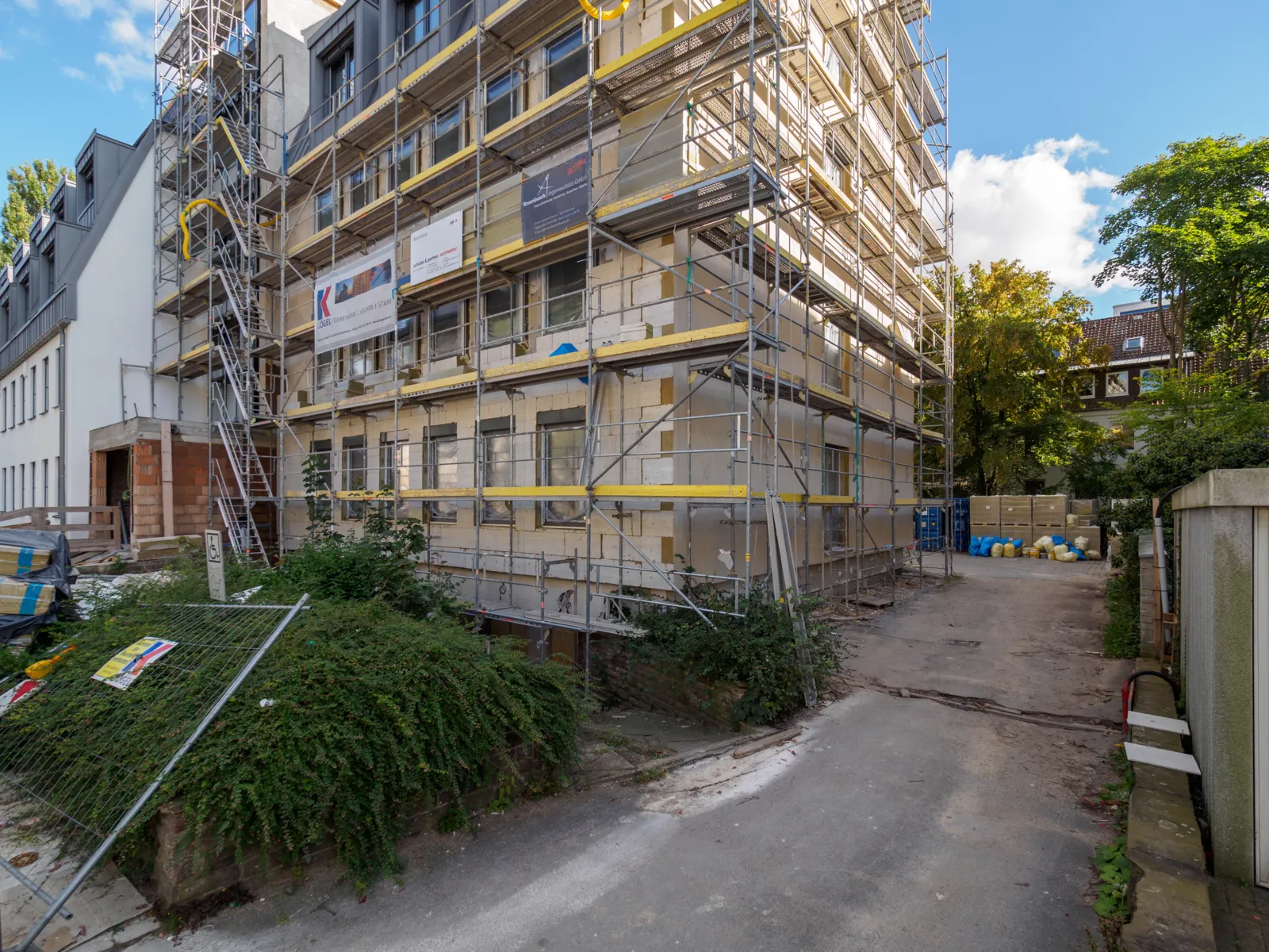 Baustelle mit Neubau.
