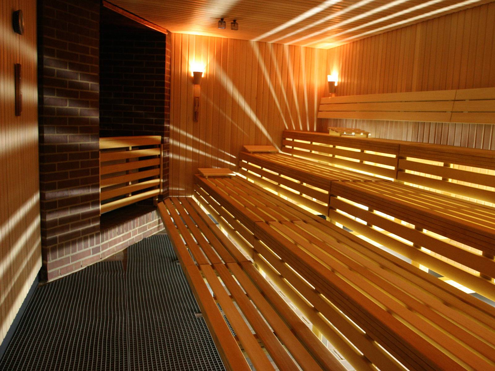 Saunabänke im Innern einer Sauna