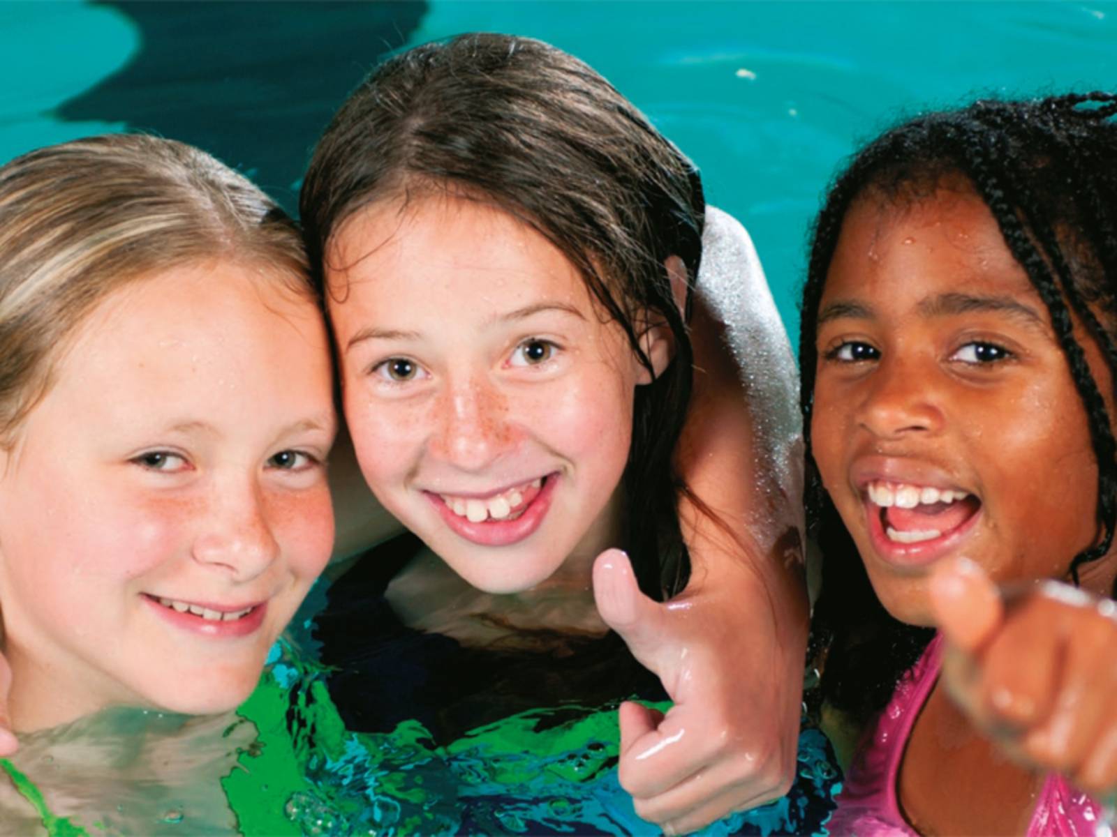 Drei Mädchen im Schwimmbecken