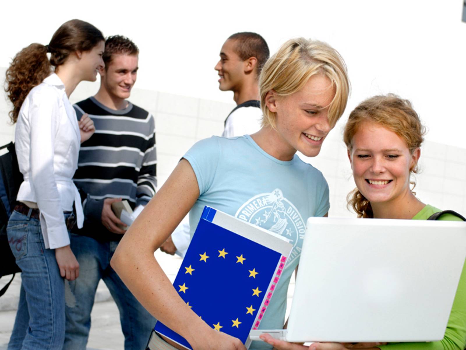 Junge Menschen im Gespräch, eine Person trägt eine Mappe mit EU-Symbol