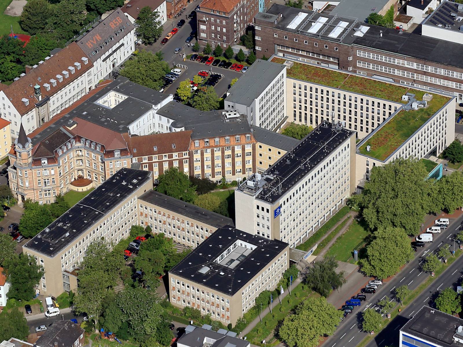 Blick auf das Haus der Region Hannover zwischen Hildesheimer Straße und Maschstraße und auf Gebäude in der Umgebung.