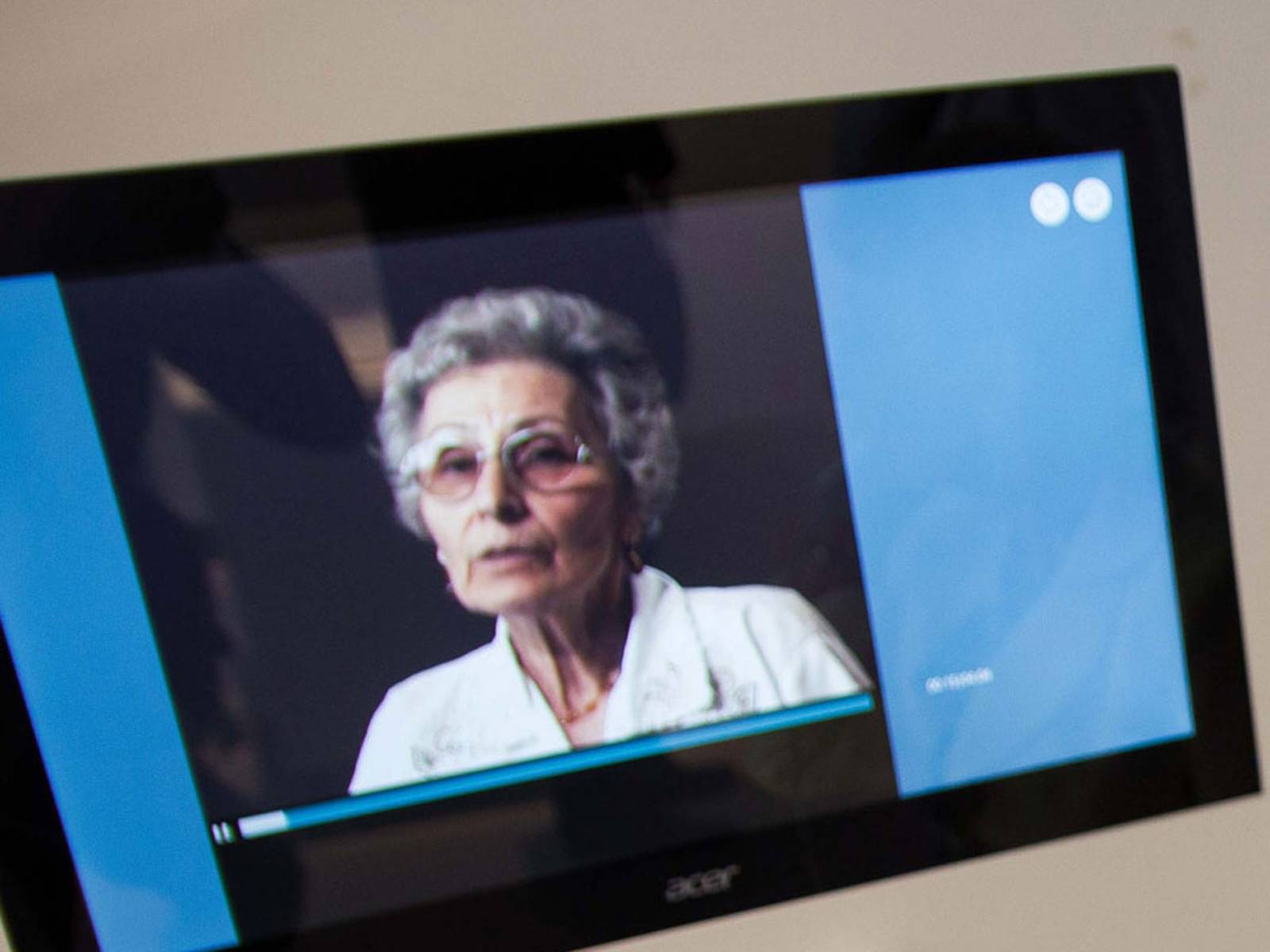 Auf einem kleinen Bildschirm im Ausstellungsraum der Gedenkstätte Ahlem ist ein Film mit einer Zeitzeugin zu sehen.