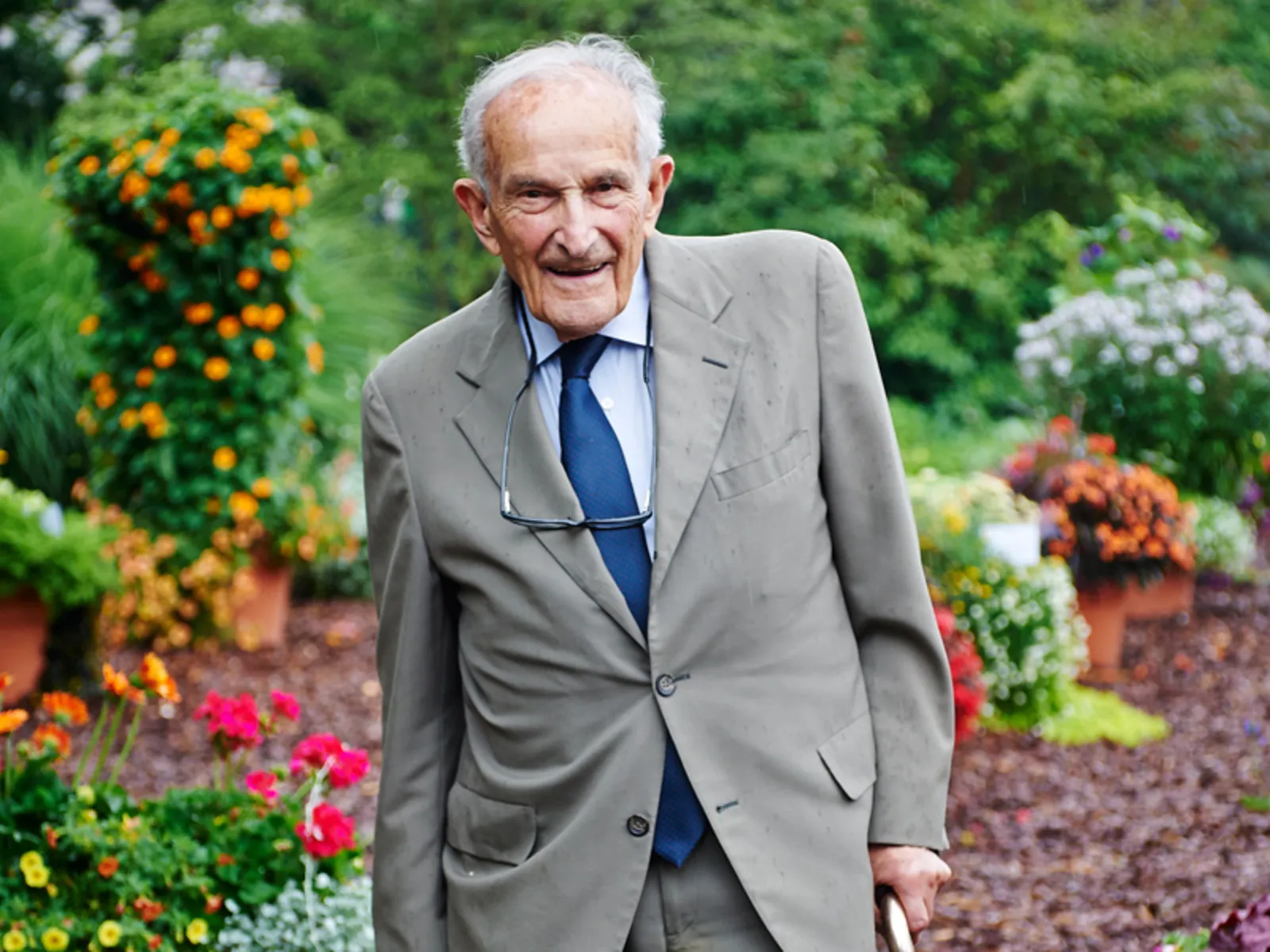 Zeitzeuge Ernest Wertheim draußen in einem bunten Garten.