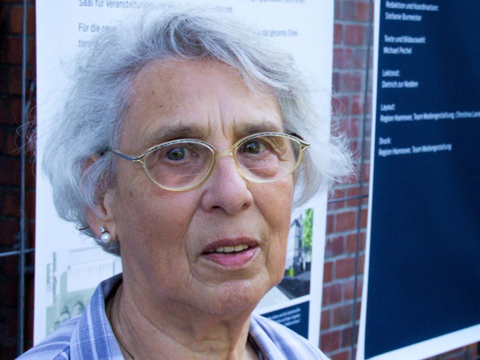 Zeitzeugin Ruth Gröne vor der Gedenkstätte Ahlem.