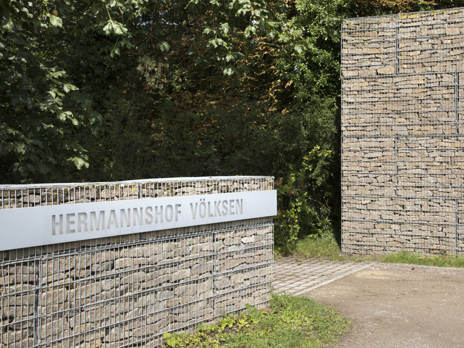 Eingang zu einem Gelände, Schriftzug Hermannshof