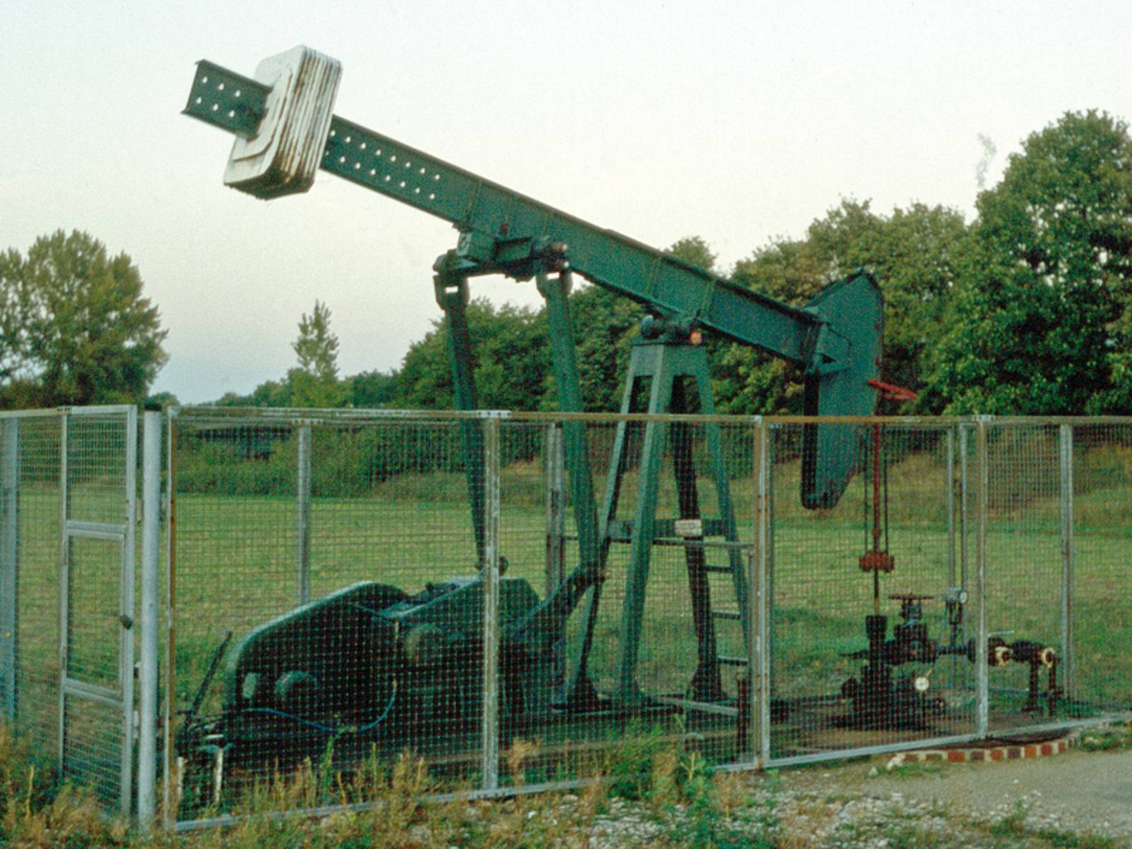 Ölpumpe in einem abgesperrten Bereich auf einer Wiese