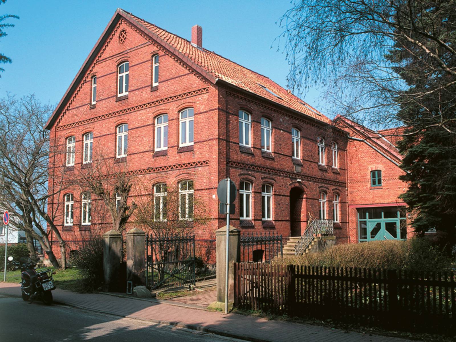 Älteres Gebäude aus rotem Backstein