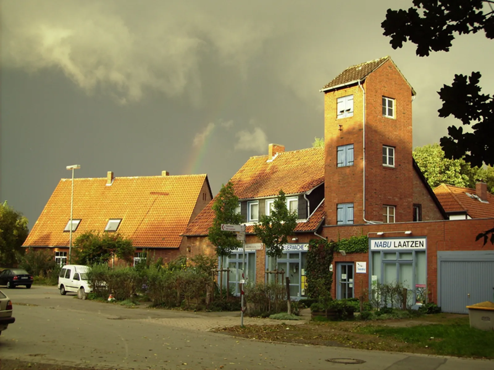Rotes Backsteingebäude vor einem Gewitterhimmel