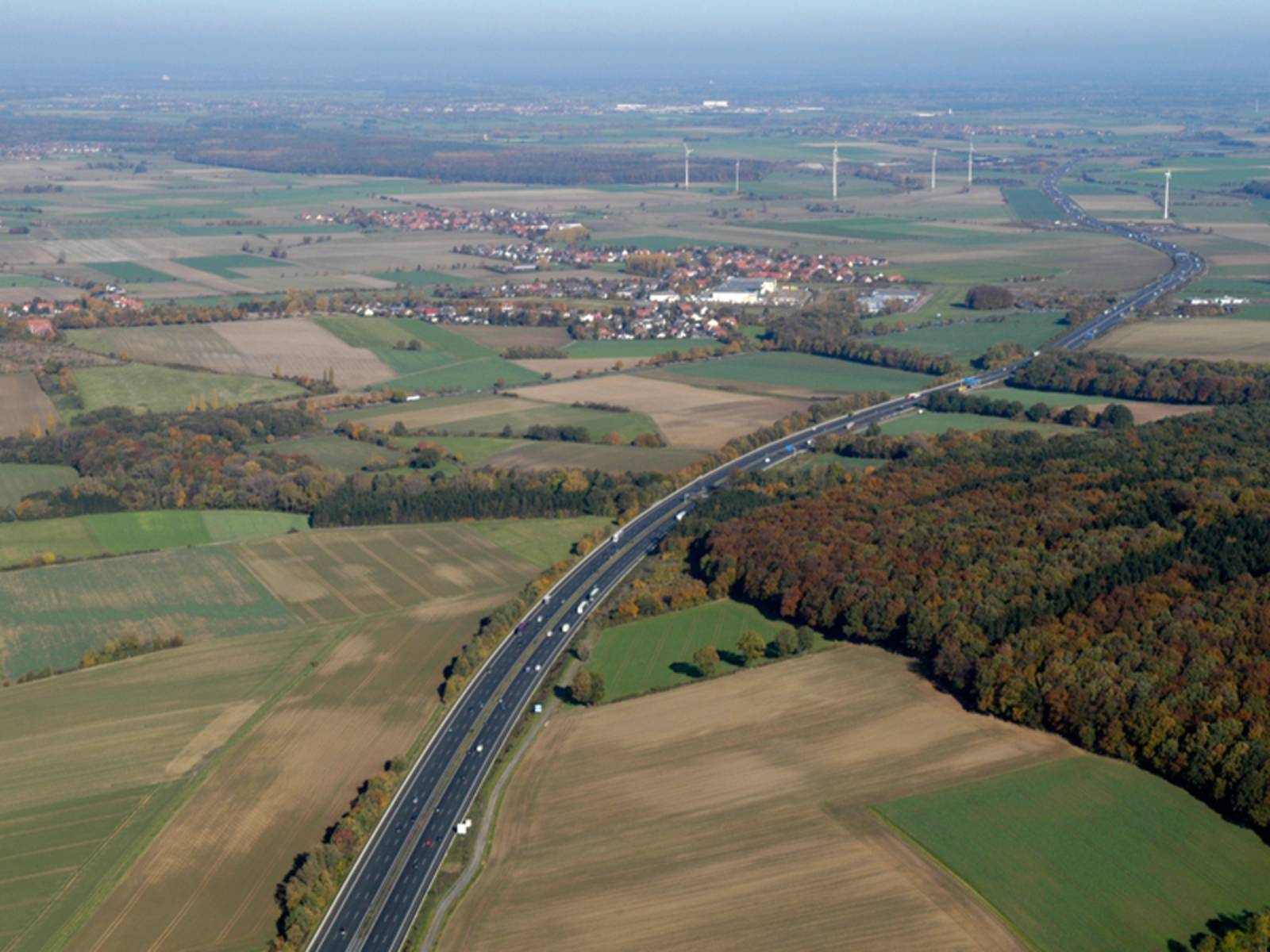 Luftaufnahme der Autobahn A2 und der umgebenden Landschaft