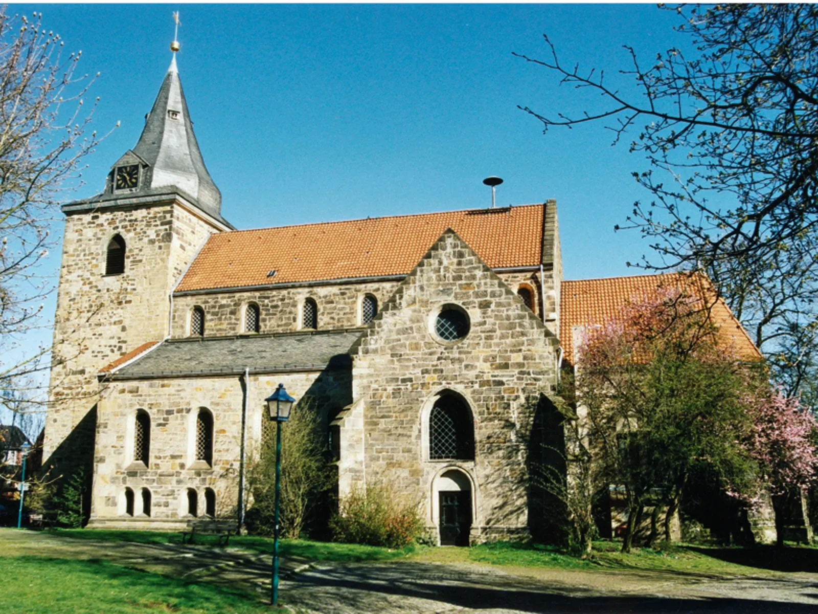 Backsteinkirche mit großem Kirchenschiff, Seitenschiffen und Turm