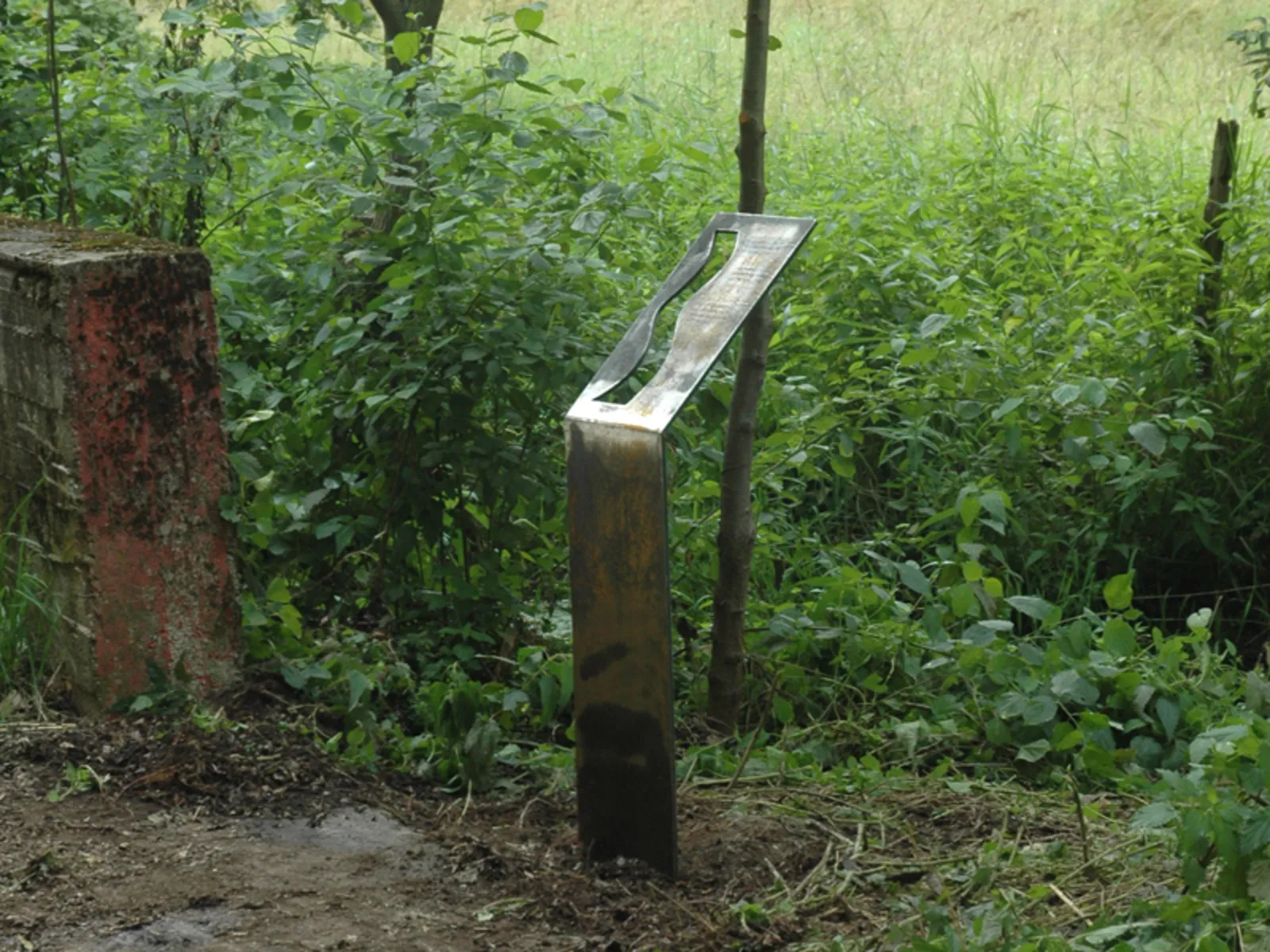 Metalltafel am Rand eines Weges