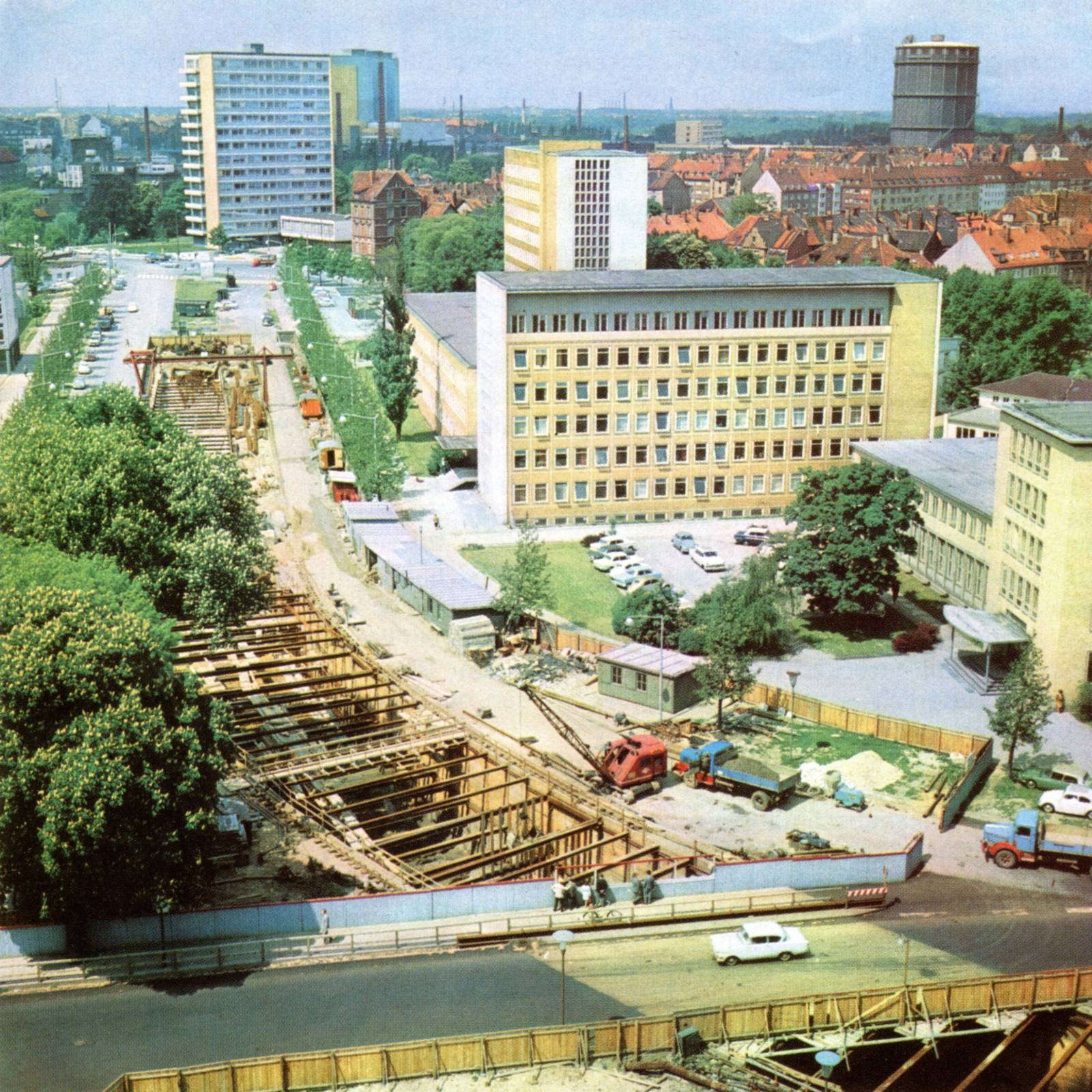 Eine von oben fotografierte Baustelle inmitten einer Straße