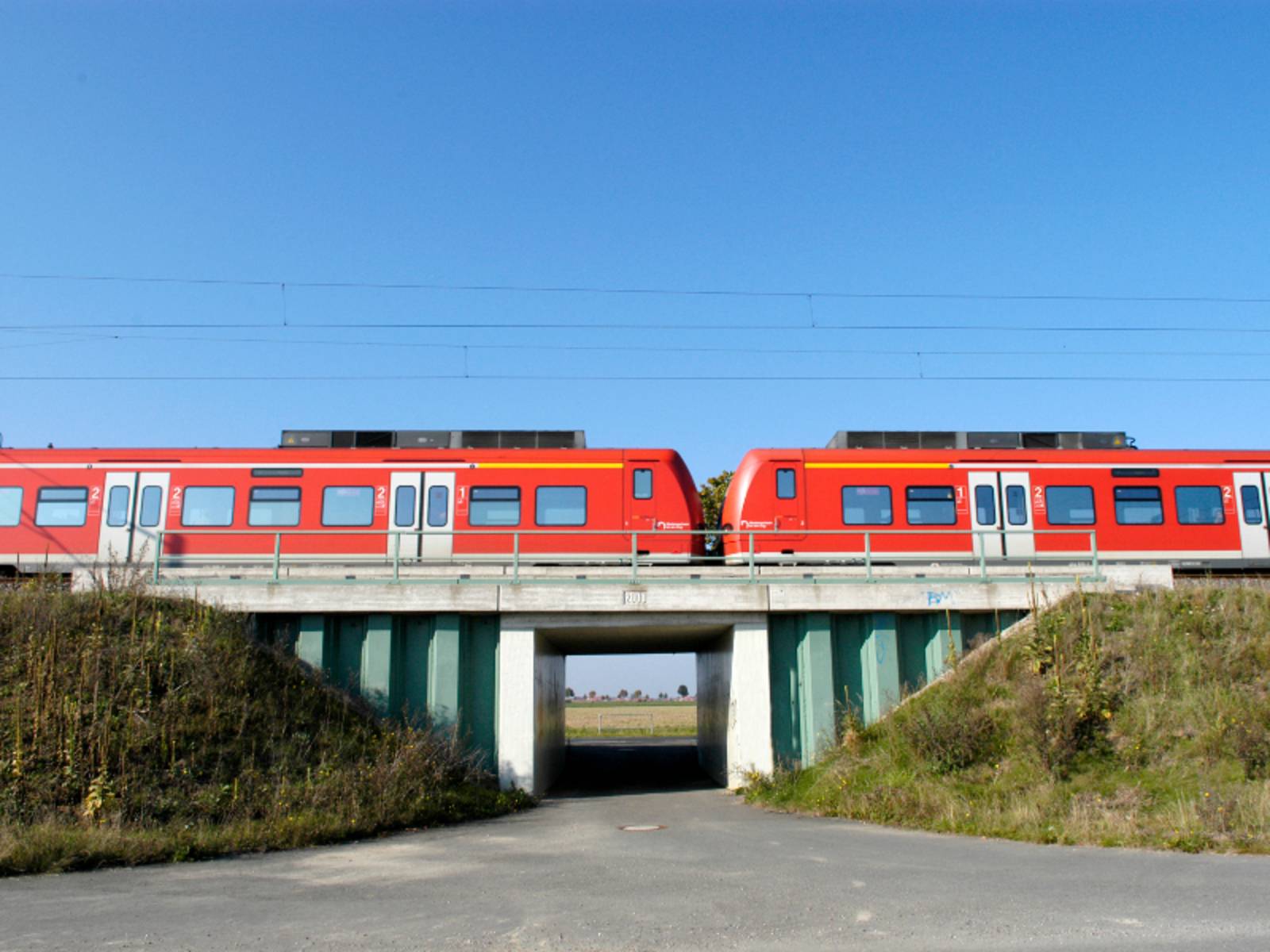 Rote S-Bahn fährt von über eine Brücke