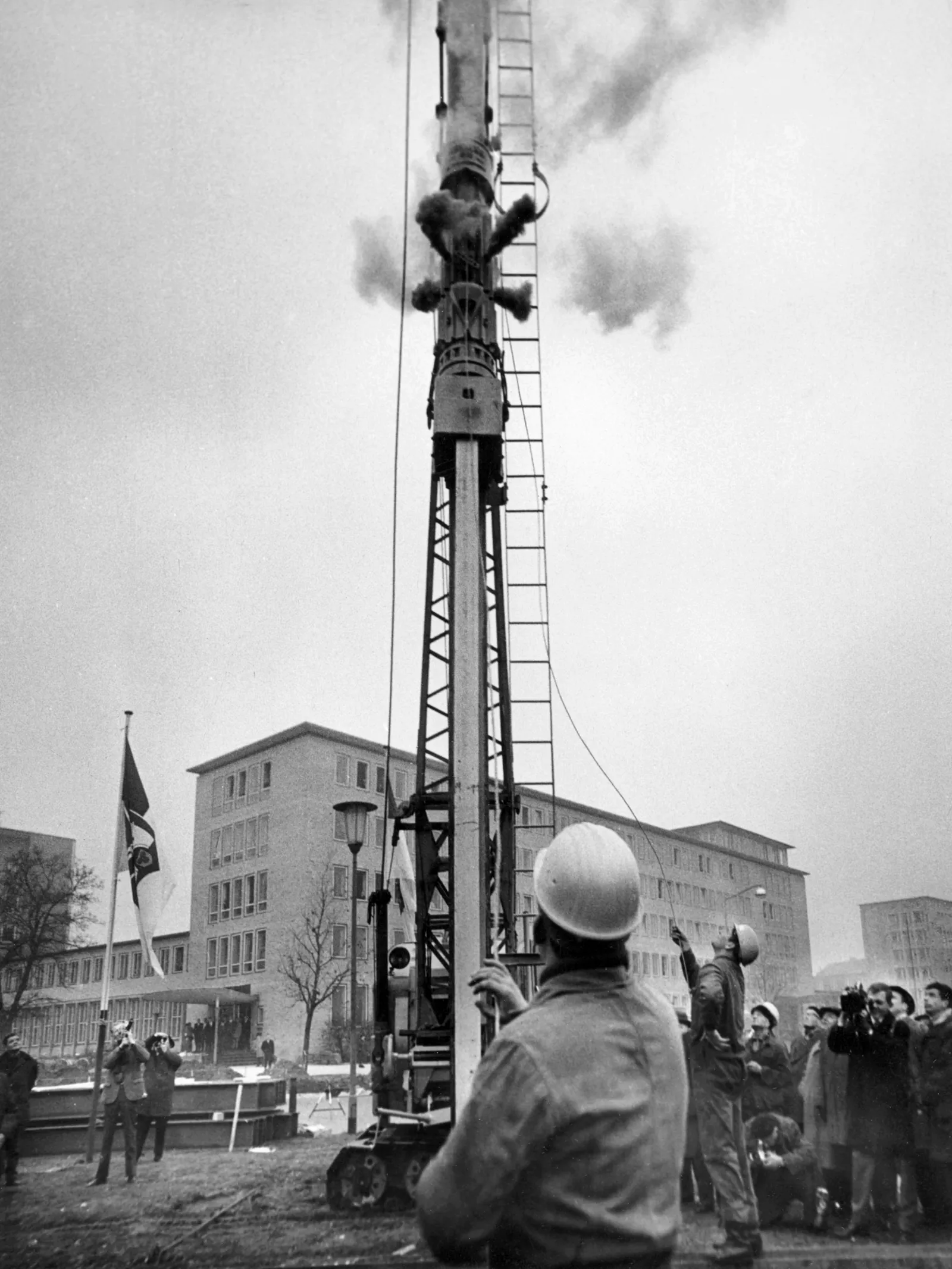 Foto vom inszenierten, offiziellen ersten Rammschlag beim Baubeginn der U-Bahn am Waterlooplatz in Hannover (Lavesallee/Ecke Gustav-Bratke-Allee) am 16. November 1965