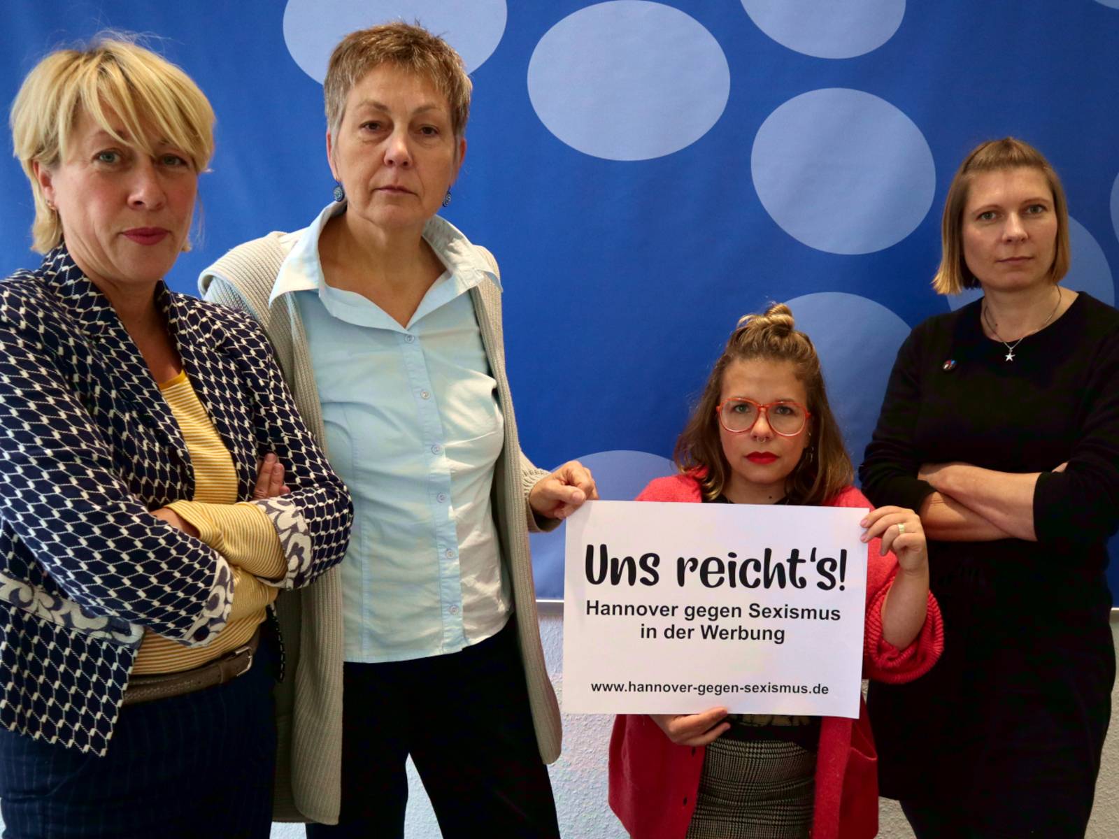 Vier Frauen stehen für ein Bild beisammen.