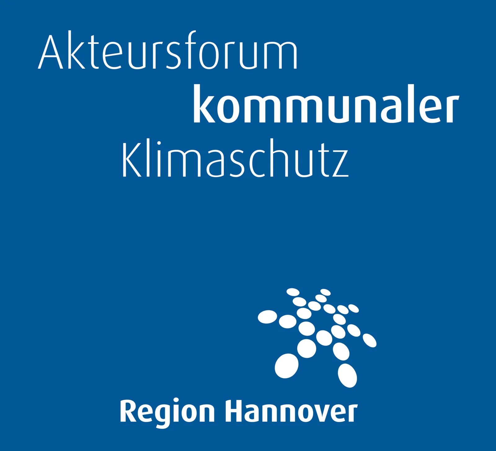 Weiße Schrift auf blauem Grund: Akteursforum kommunaler Klimaschutz