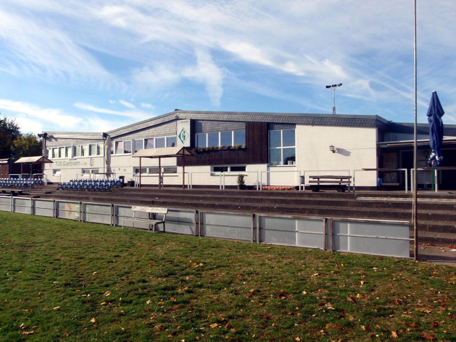 Sportvereinsheim vom Fußballfeld aus fotografiert.