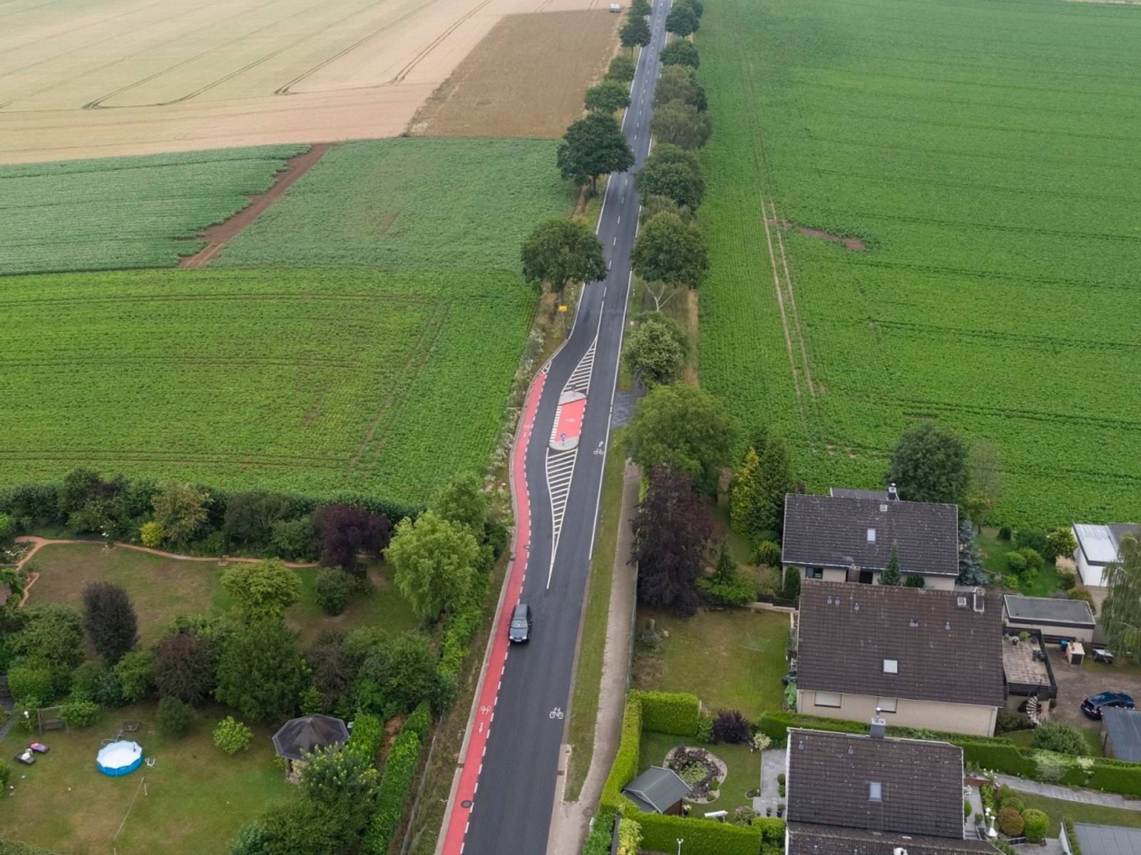 Luftbild einer Straße mit einem roten Streifen an der Seite