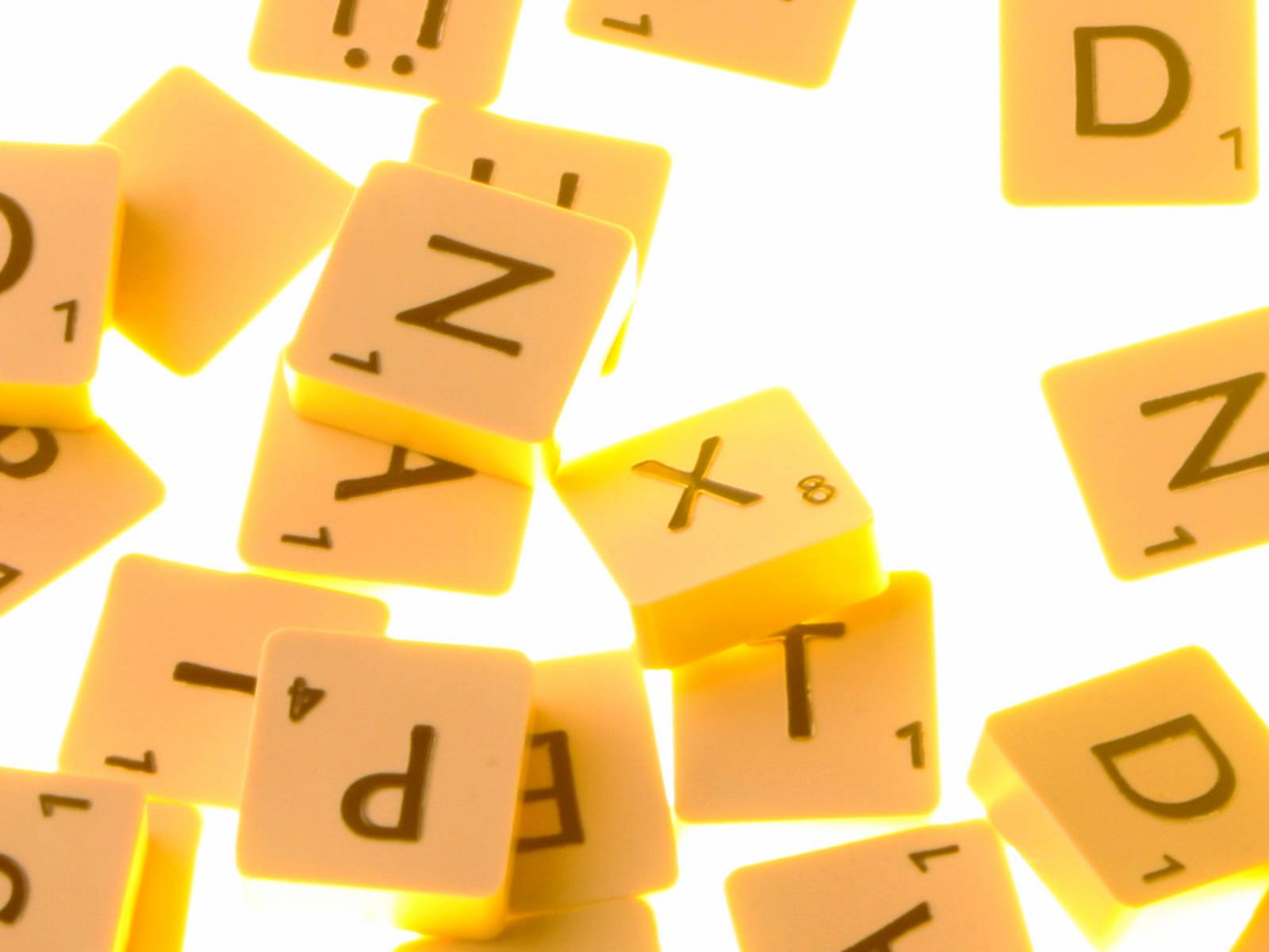 Spielsteine tragen einzelne Buchstaben und liegen durcheinander.