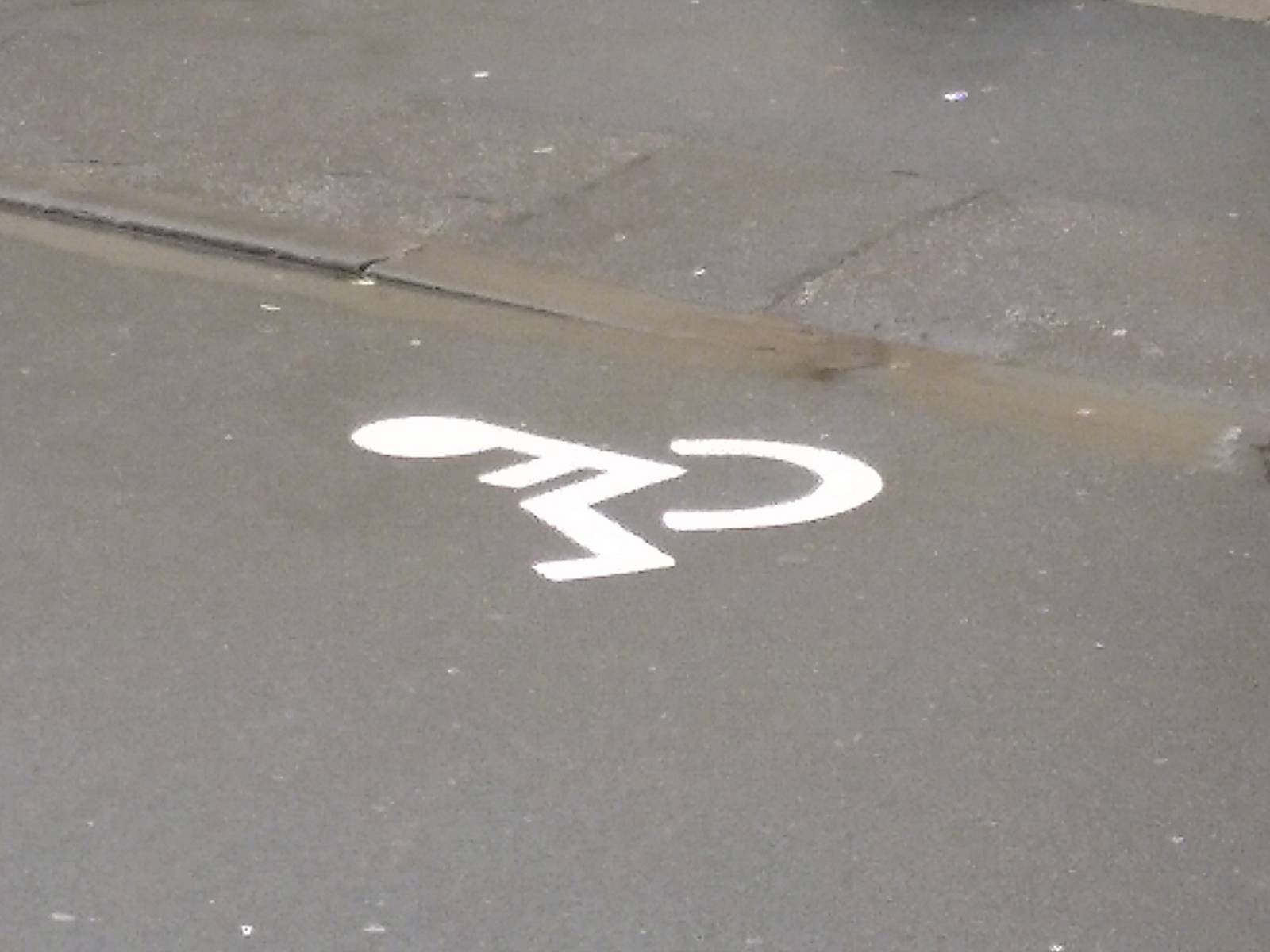 Rollstuhlfahrersymbol an einem Parkplatz