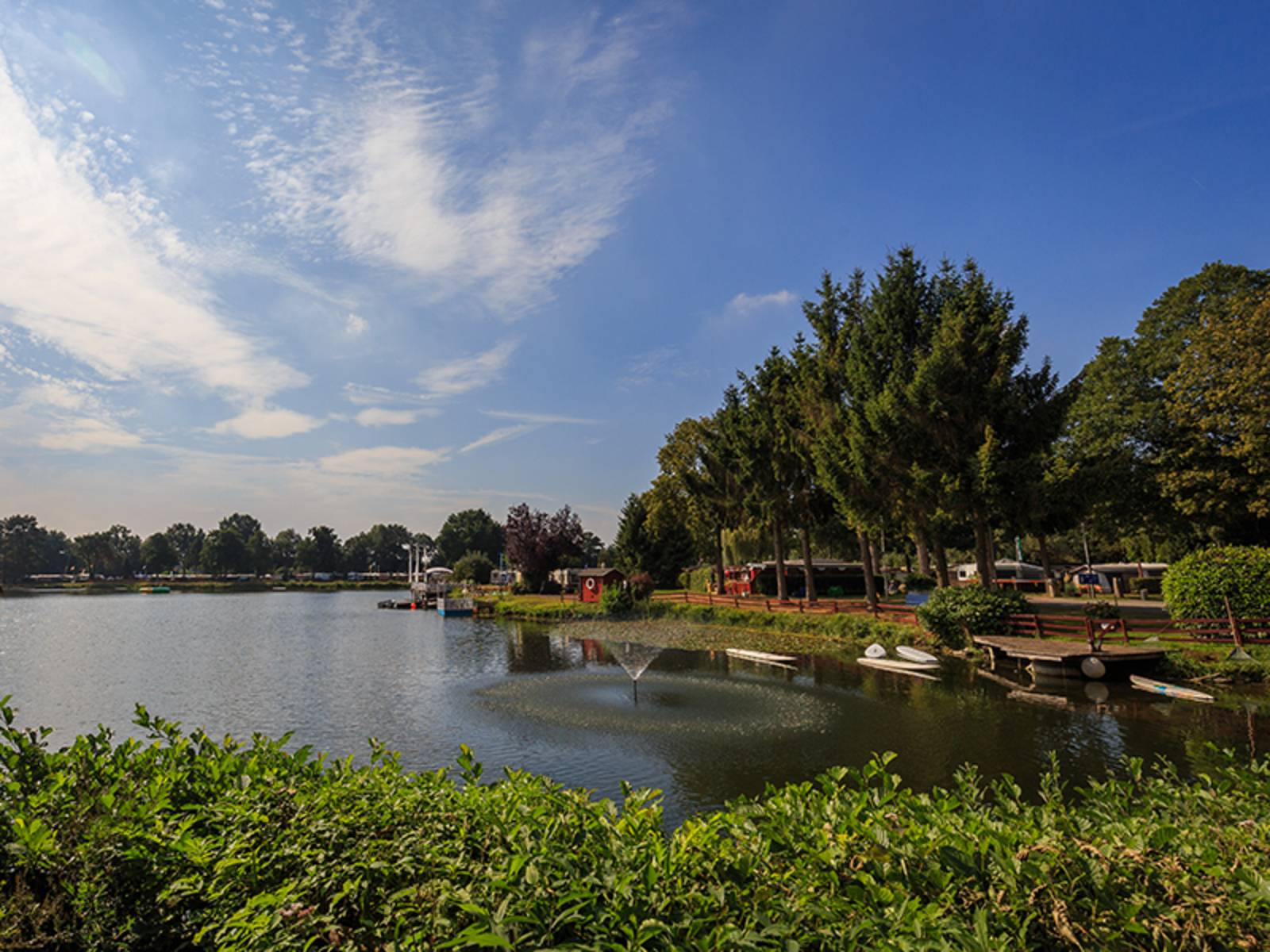  Natals Heidesee ist ein Badeparadies. Ein See umgeben von B&auml;umen.